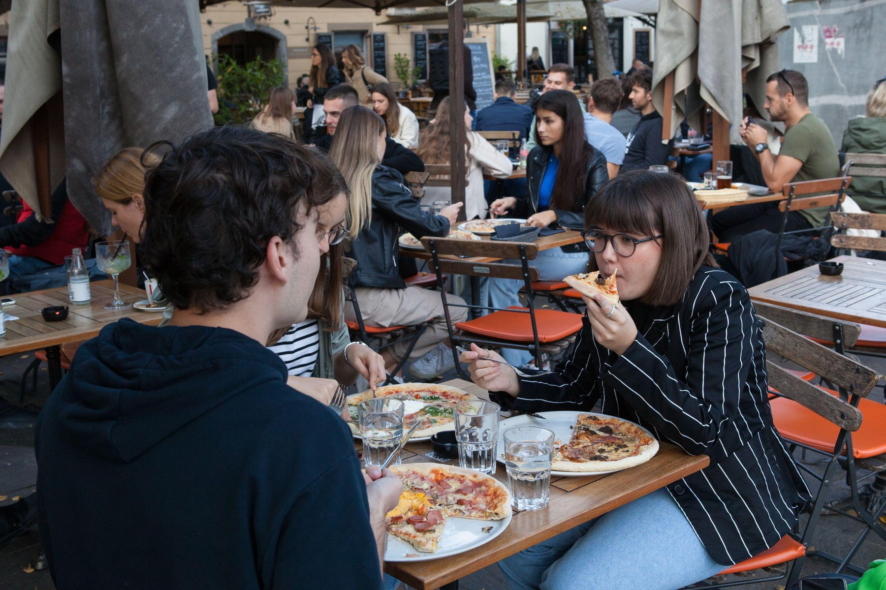 restavracija, mladi par, študentski boni