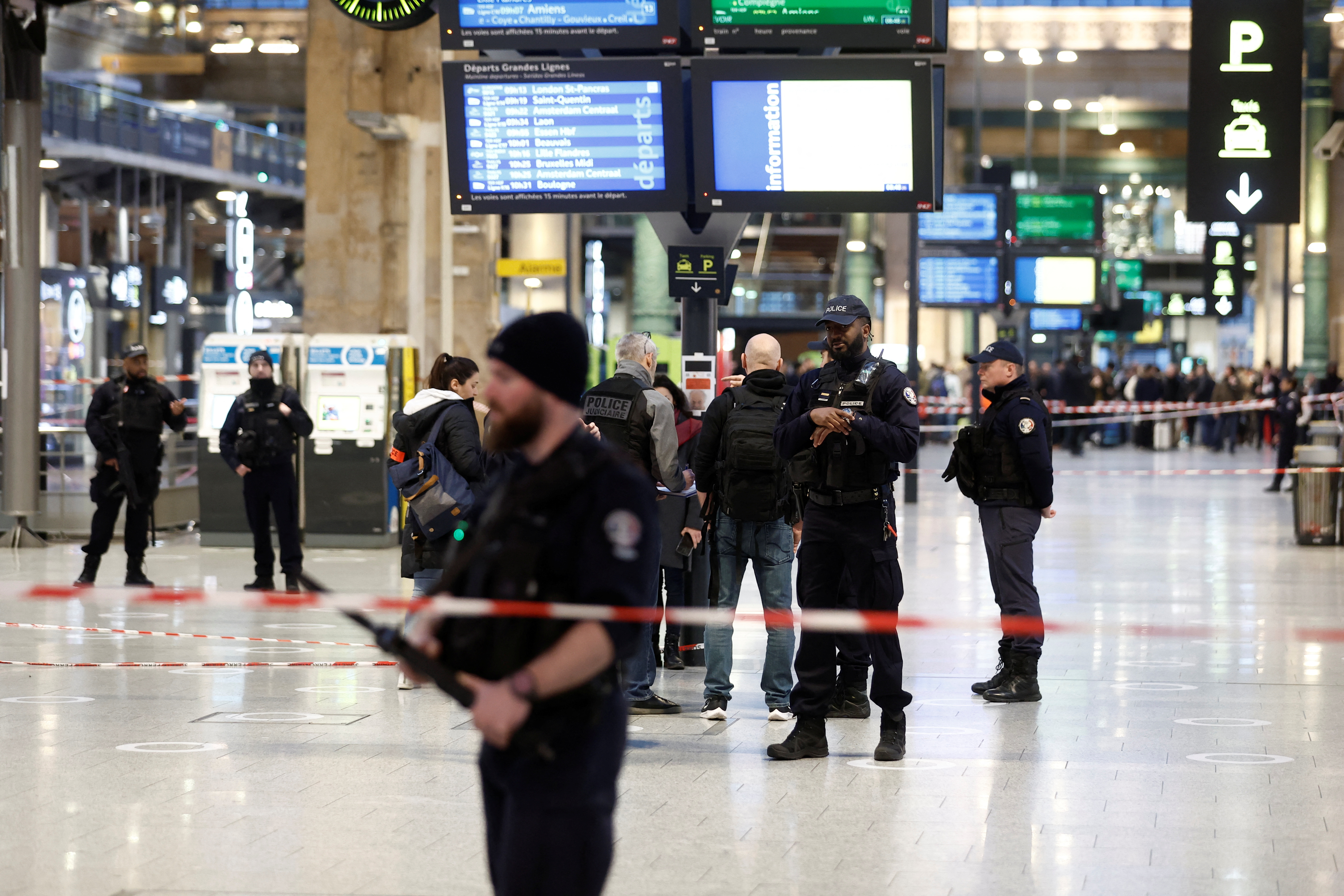 Man with knife wounds several at Paris' Gare du Nord station