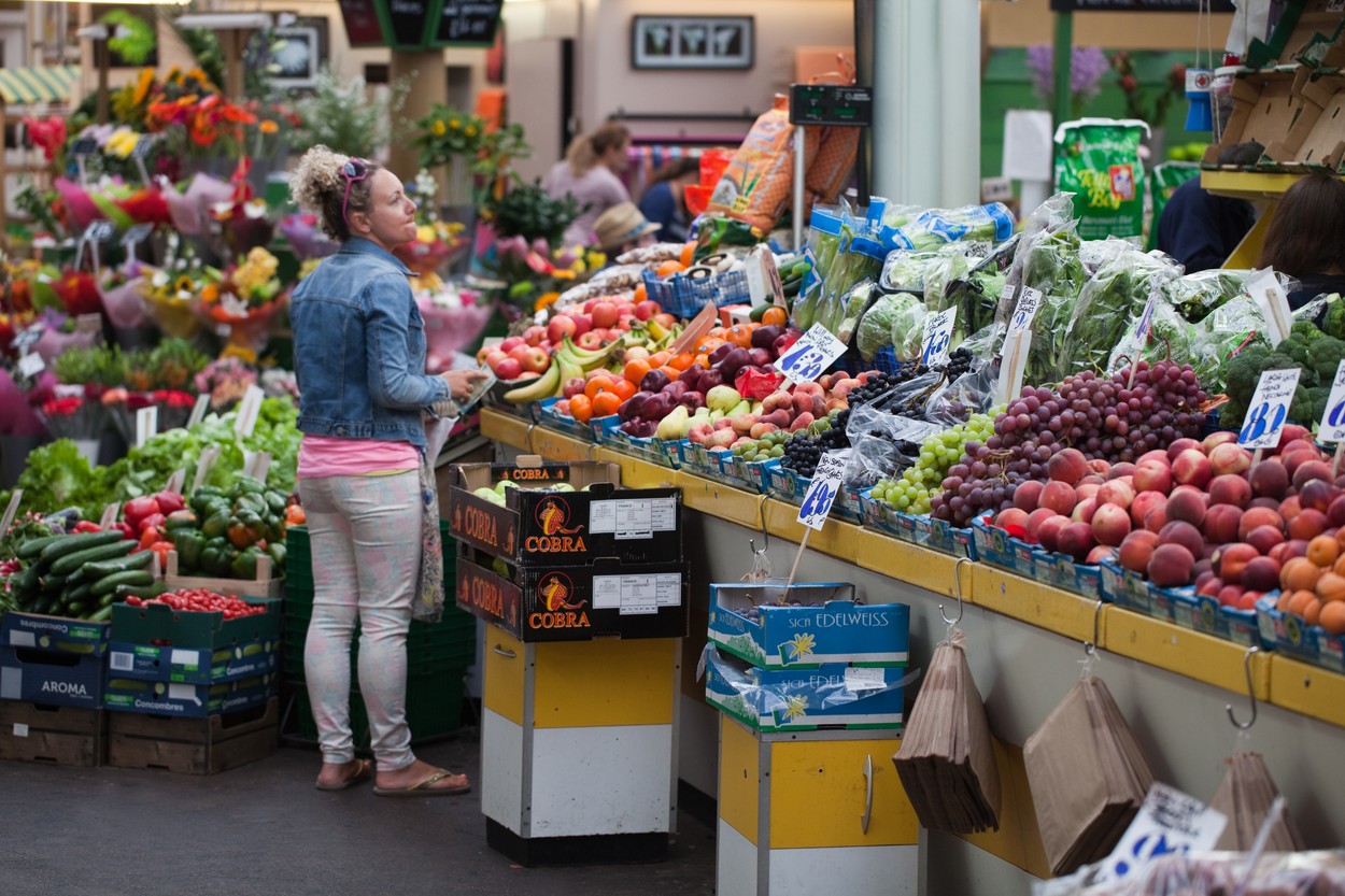 Central Market. Fruit and vegetable stal..........