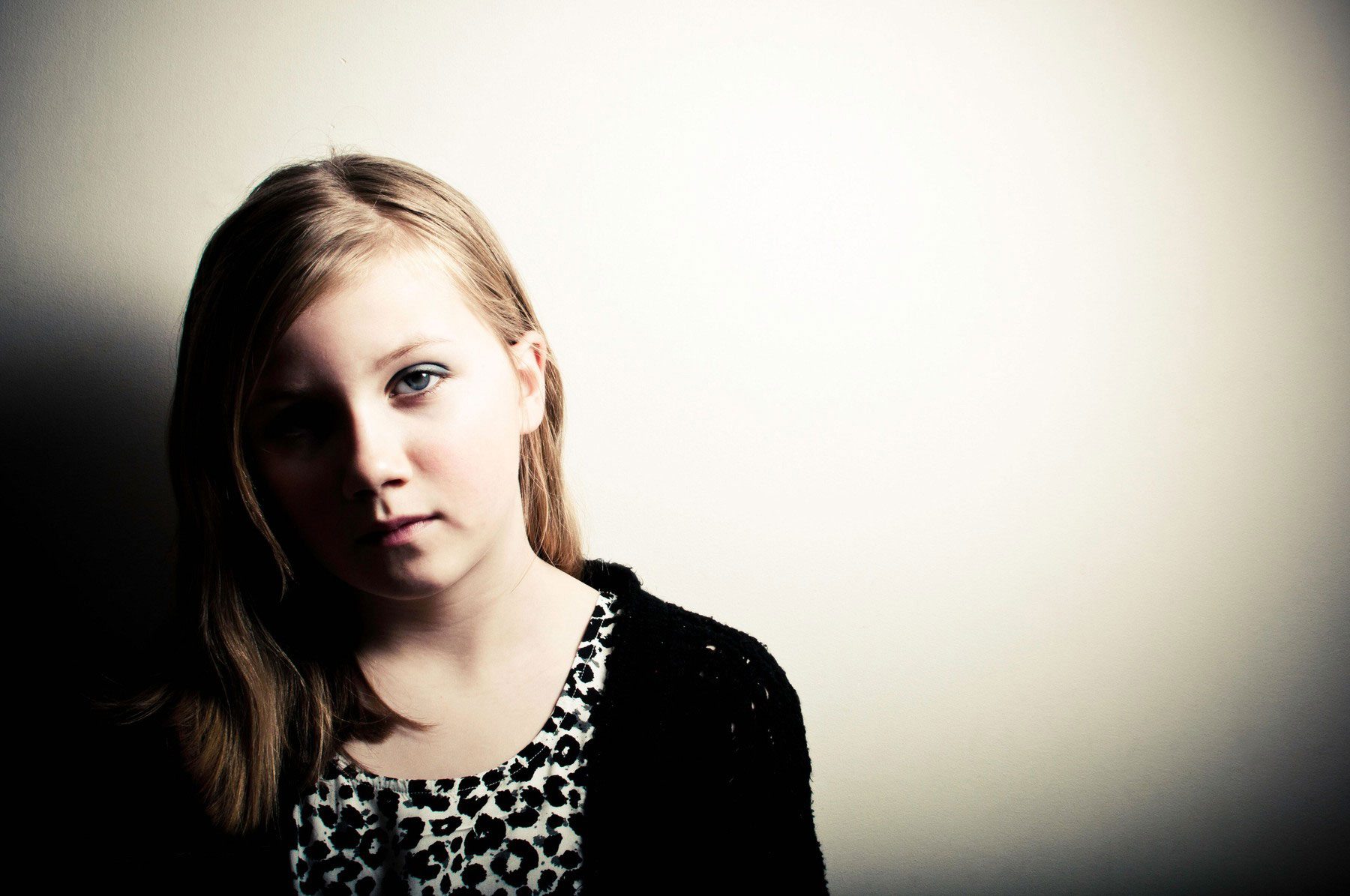 deklica, žalost, ustrahovanje