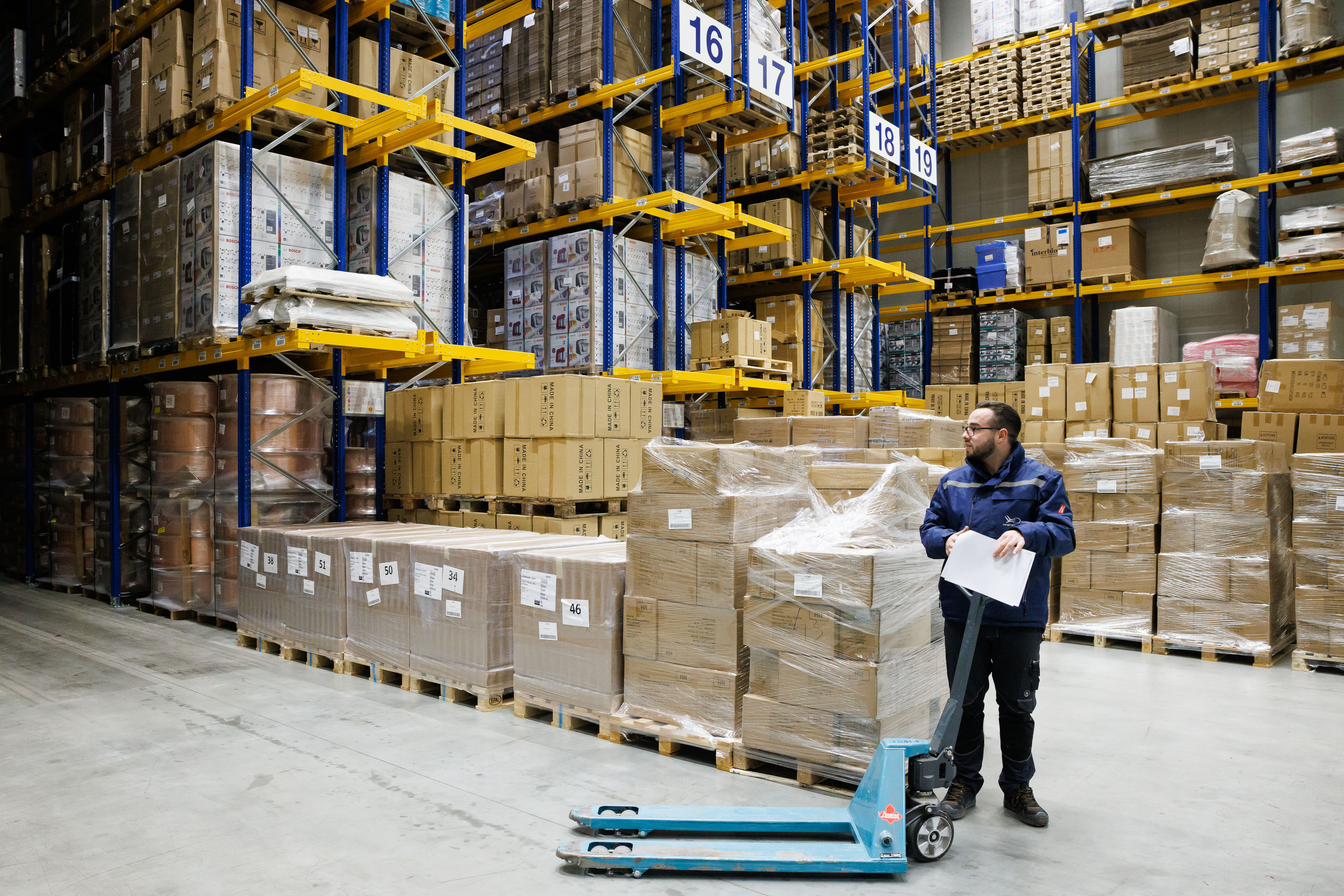 delavec, logistični center