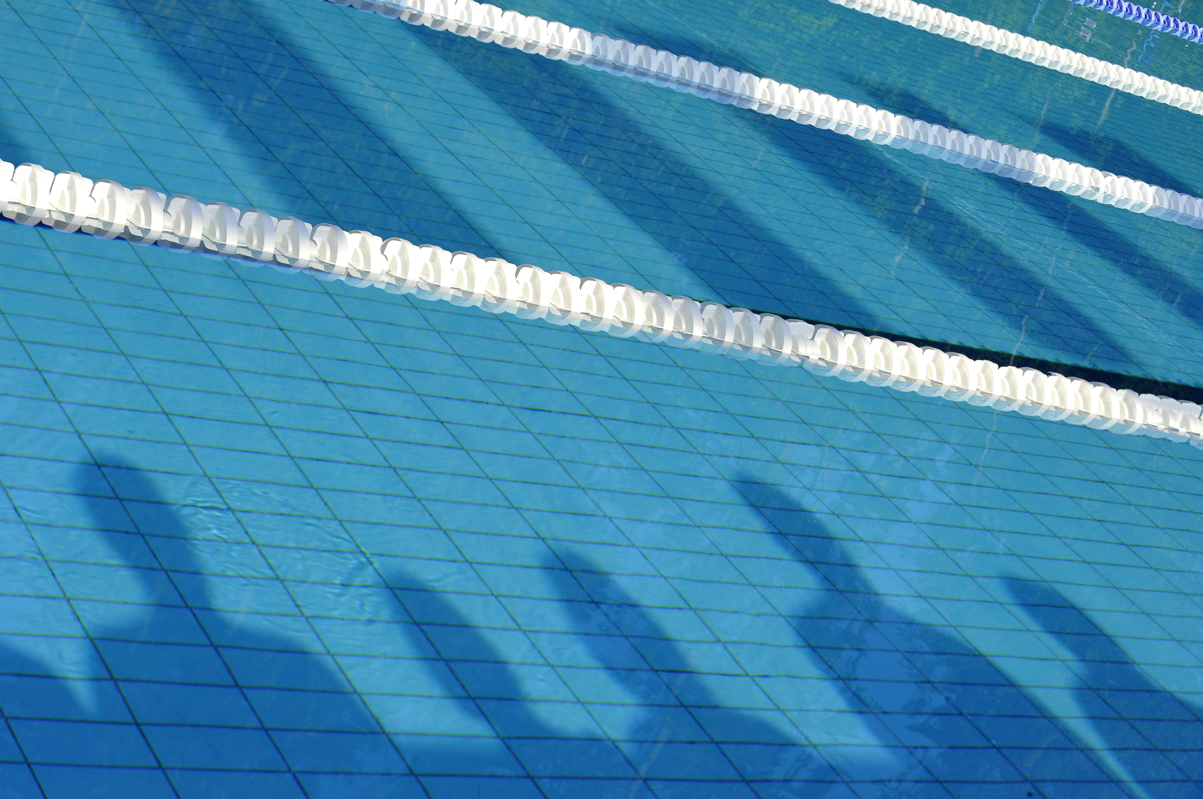 ILUSTRACIJA SENCE SODNIKOV V BAZENU PRED FINALNIMI NASTOPI