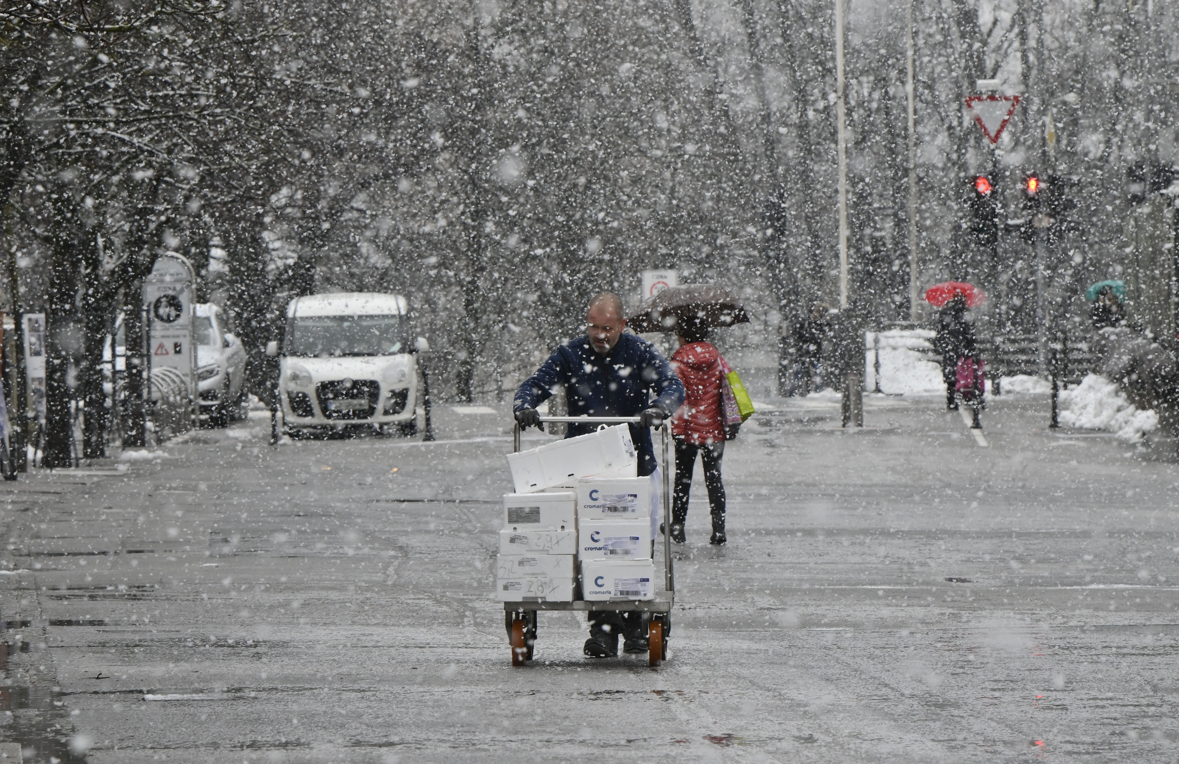 Sneg sneženje mesto ljudje