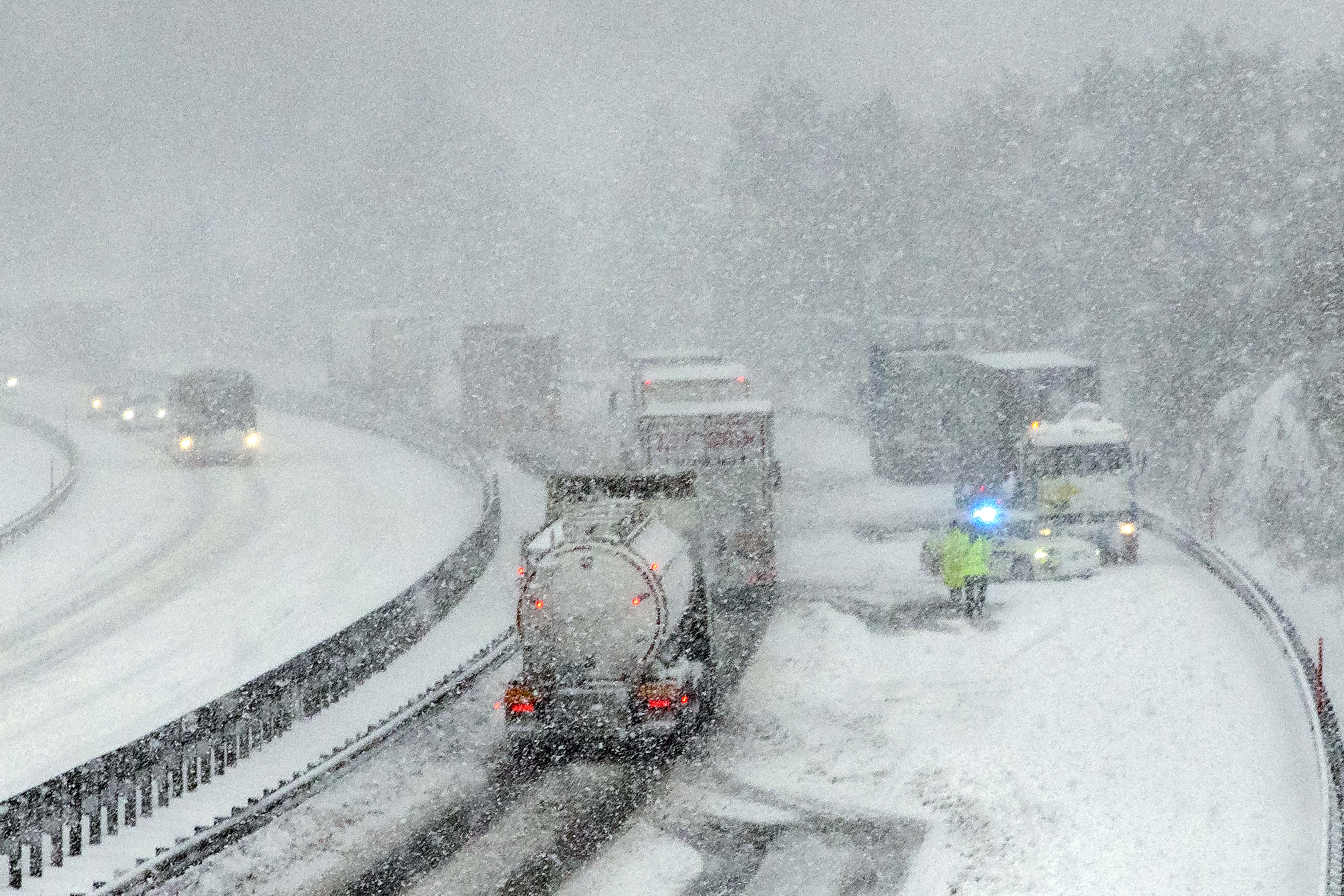 Sneg snežne razmere postojna