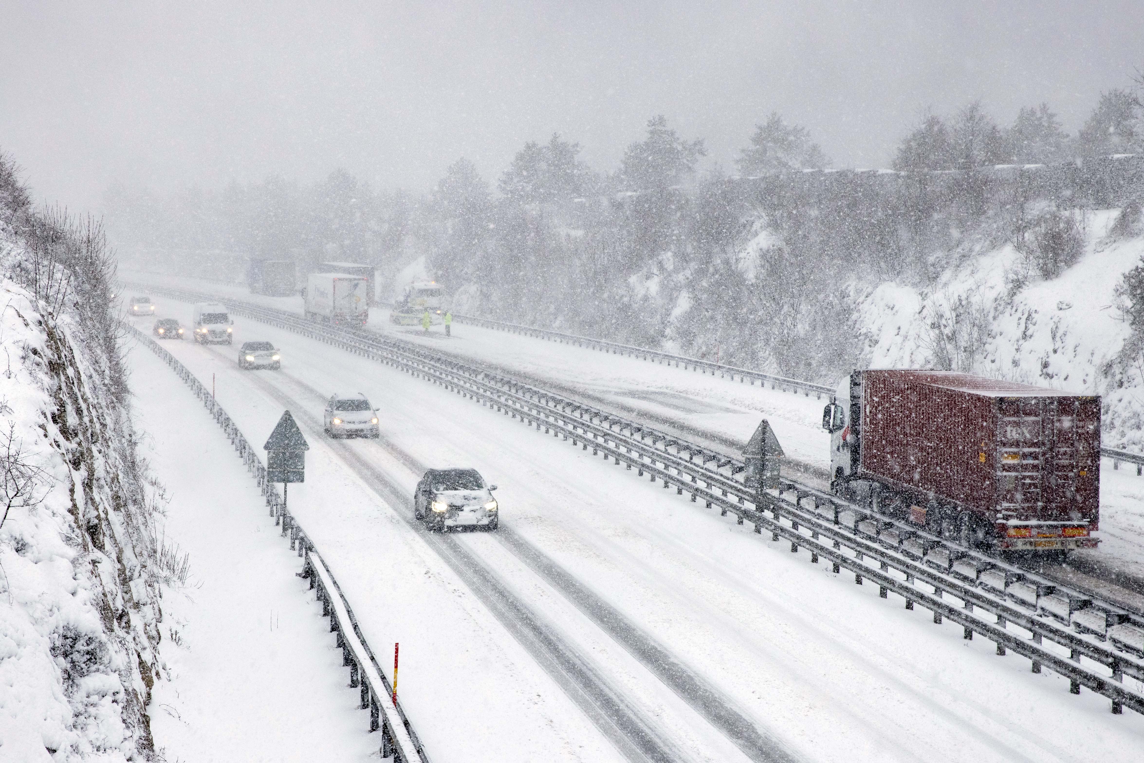 Sneg snežne razmere postojna