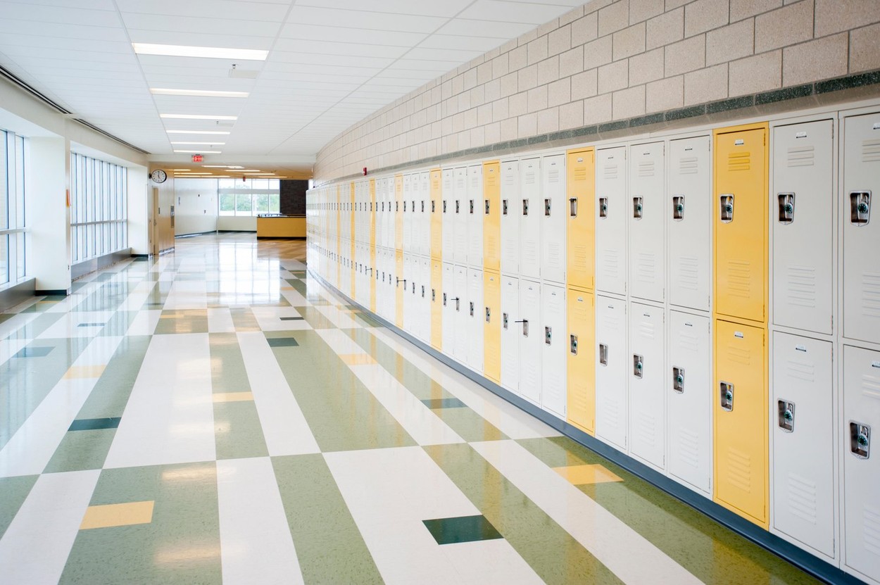 šola hodnik omarice