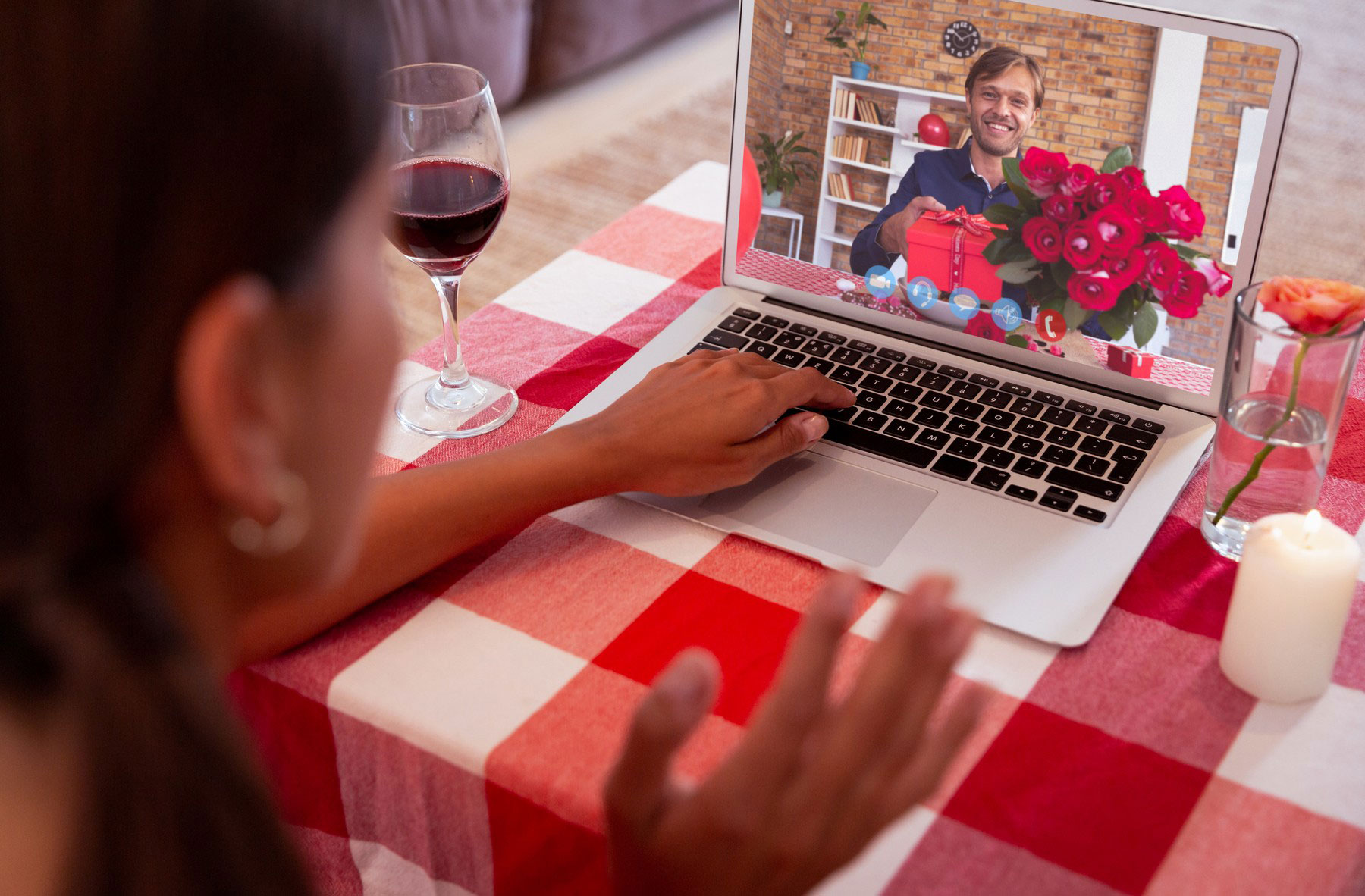 spletni zmenek, aplikacija za zmenke, kozarec vina, pogovor, ženska, moški