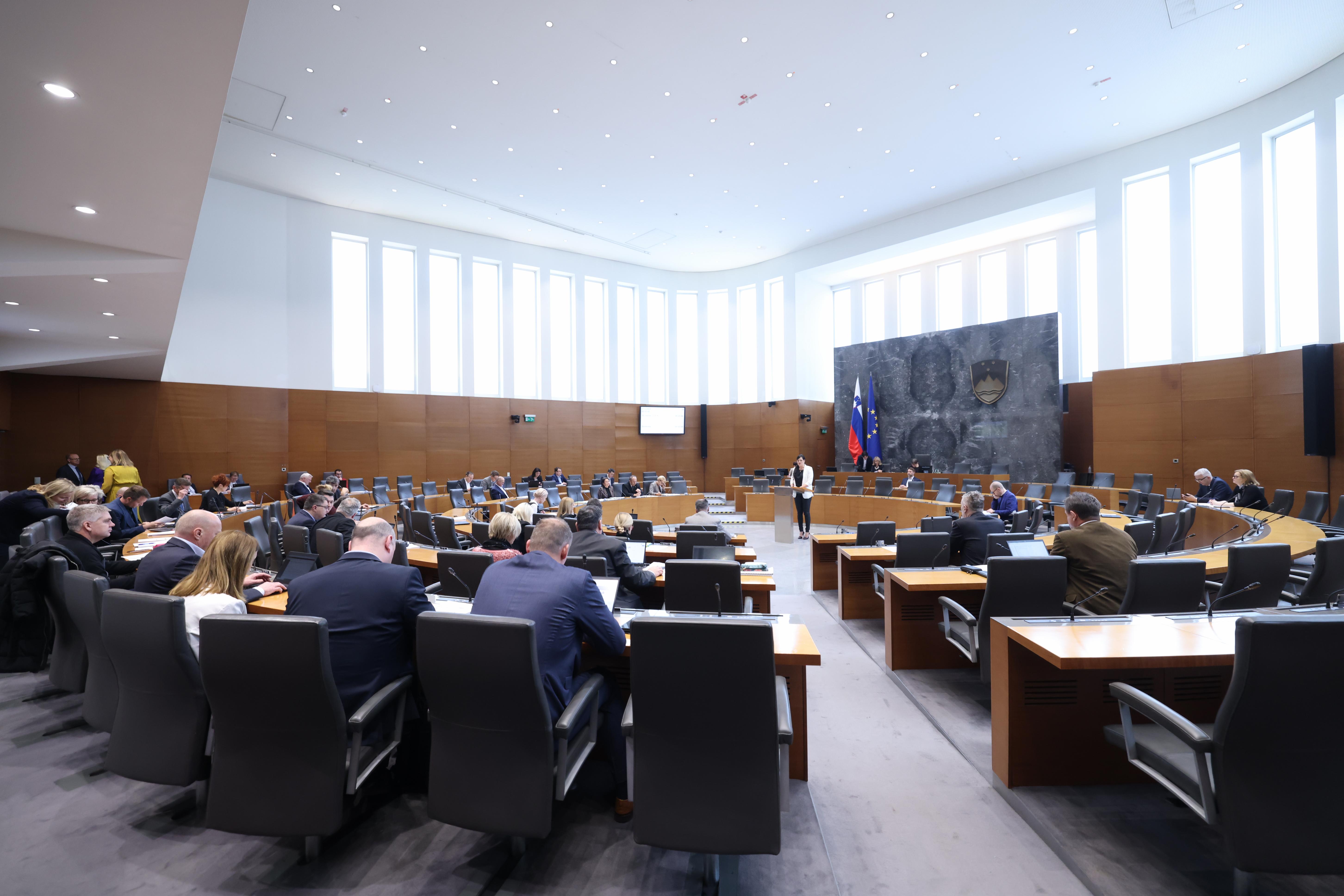 dz, državni zbor, poslanci, zakon