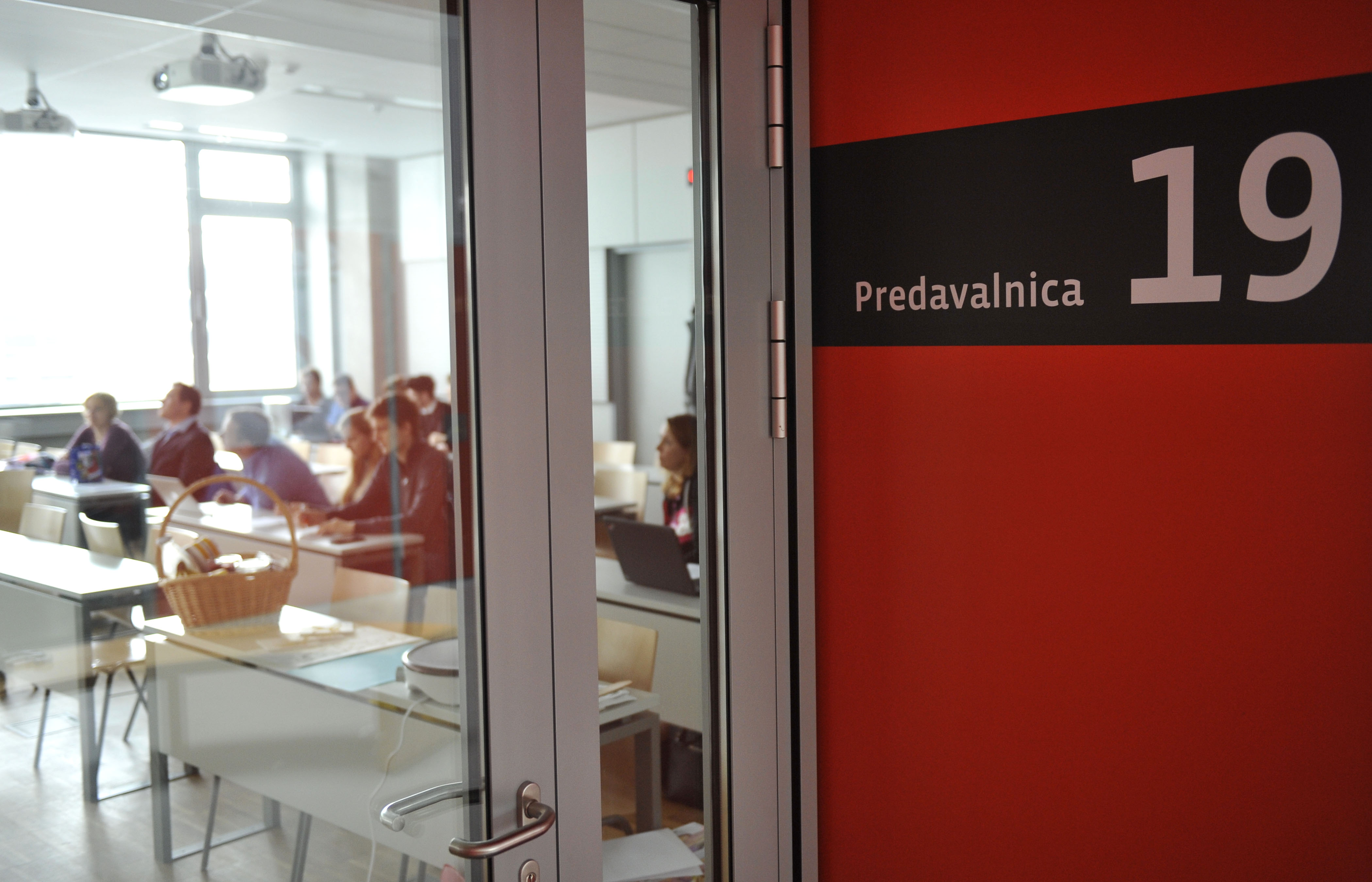 FAKULTETA PREDAVALNICA SISTEM IZOBRAZEVANJE INSTITUCIJA STUDENTI DIJAKI MIZE STOLI VRATA  PREDAVALNICA