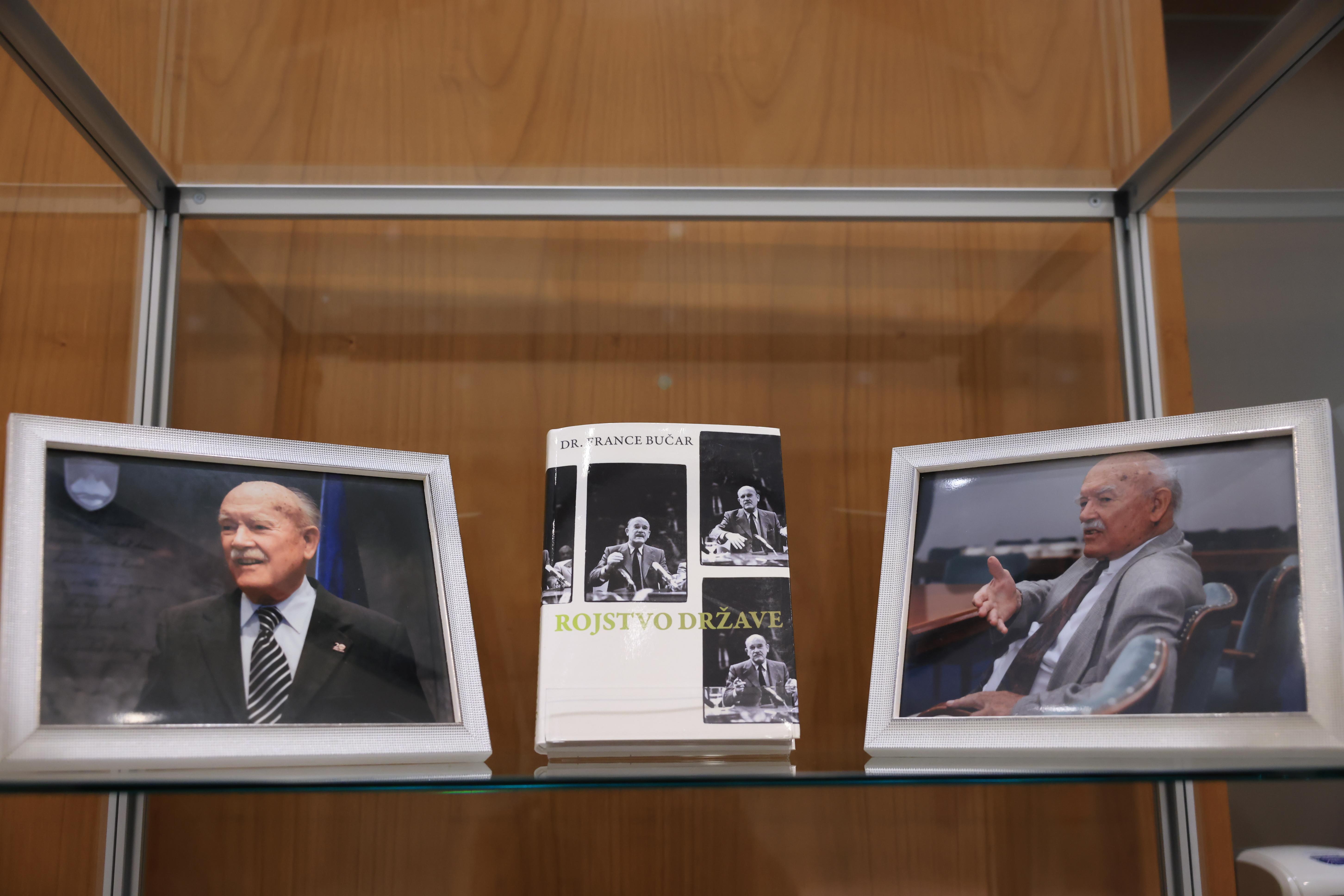 priložnostna razstava Bučarjevih del v DZ