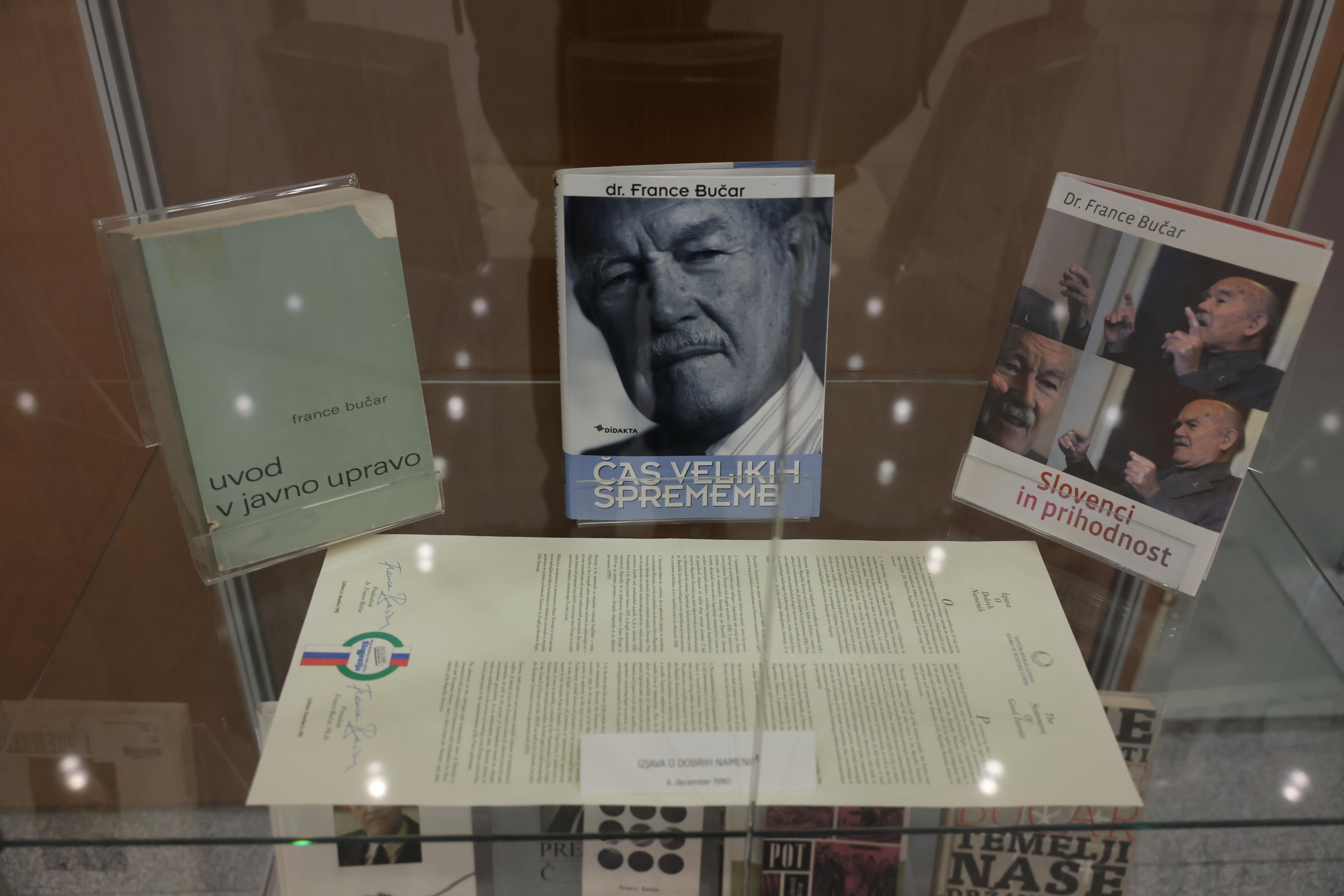 priložnostna razstava Bučarjevih del v DZ