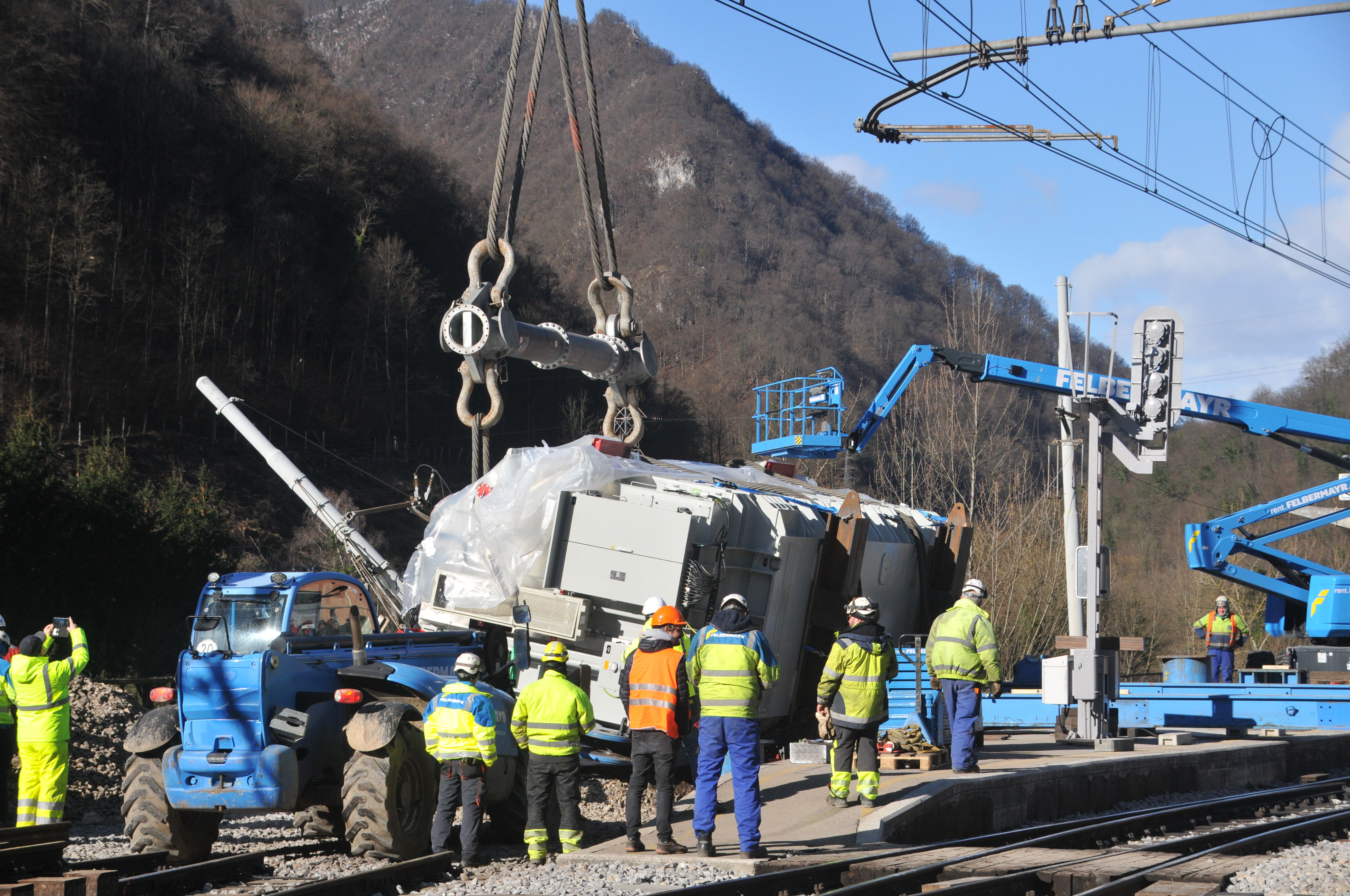 zidani most,transformator,postaja,tovor,prevrnjen,vagon,železnice,nesreča,popravilo,dvig