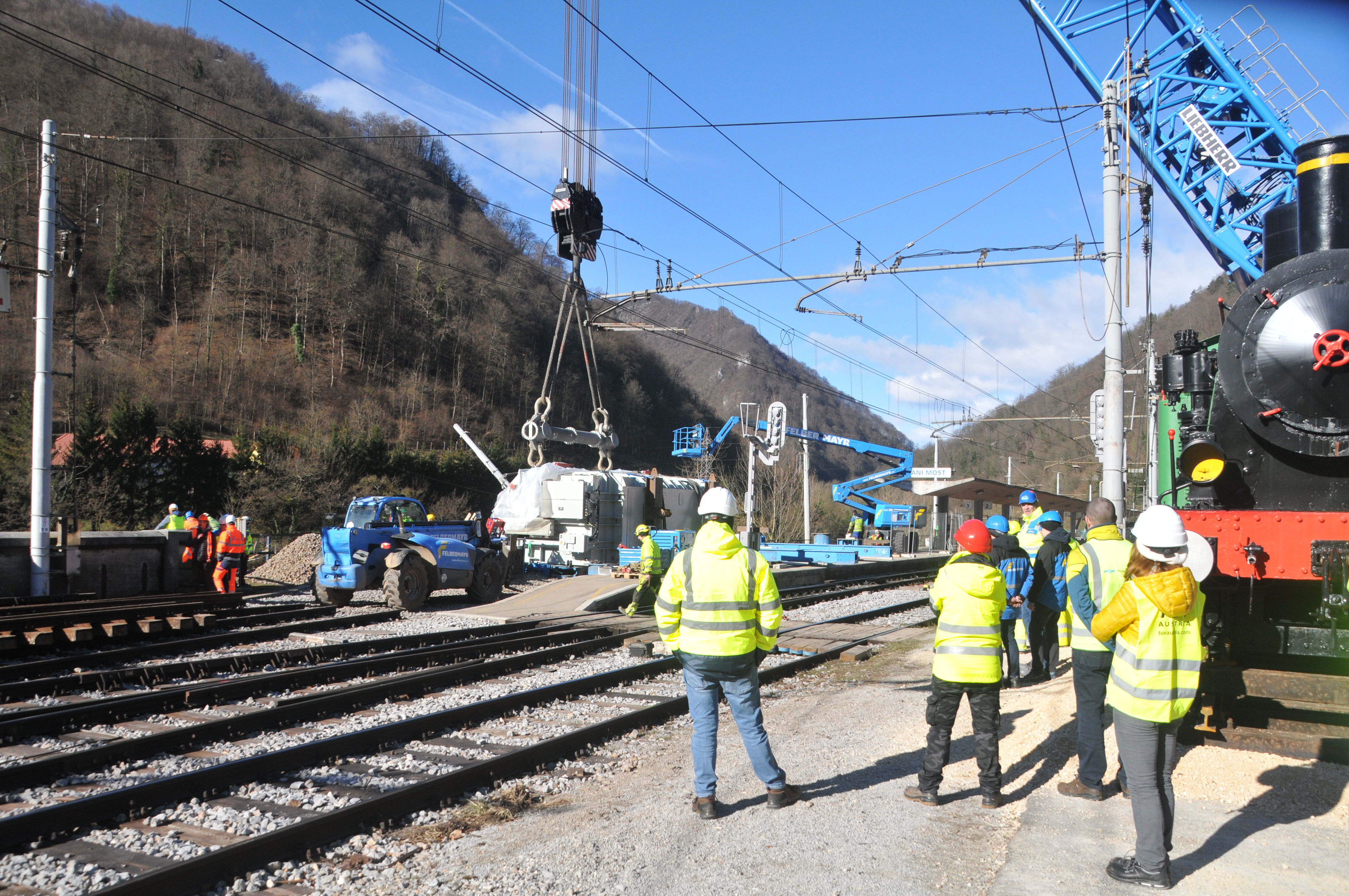 zidani most,transformator,postaja,tovor,prevrnjen,vagon,železnice,nesreča,popravilo,dvig