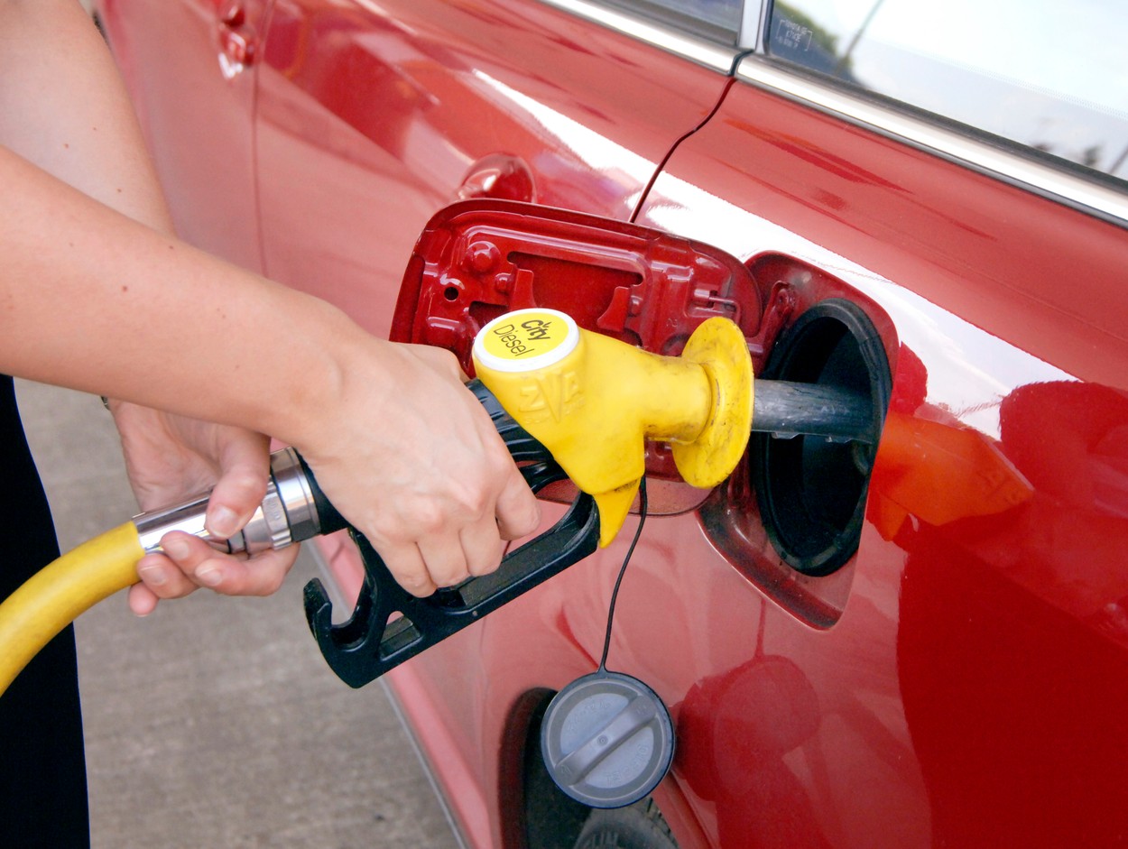 dizel,tankanje,avto,točenje,gorivo,črpalka,bencin