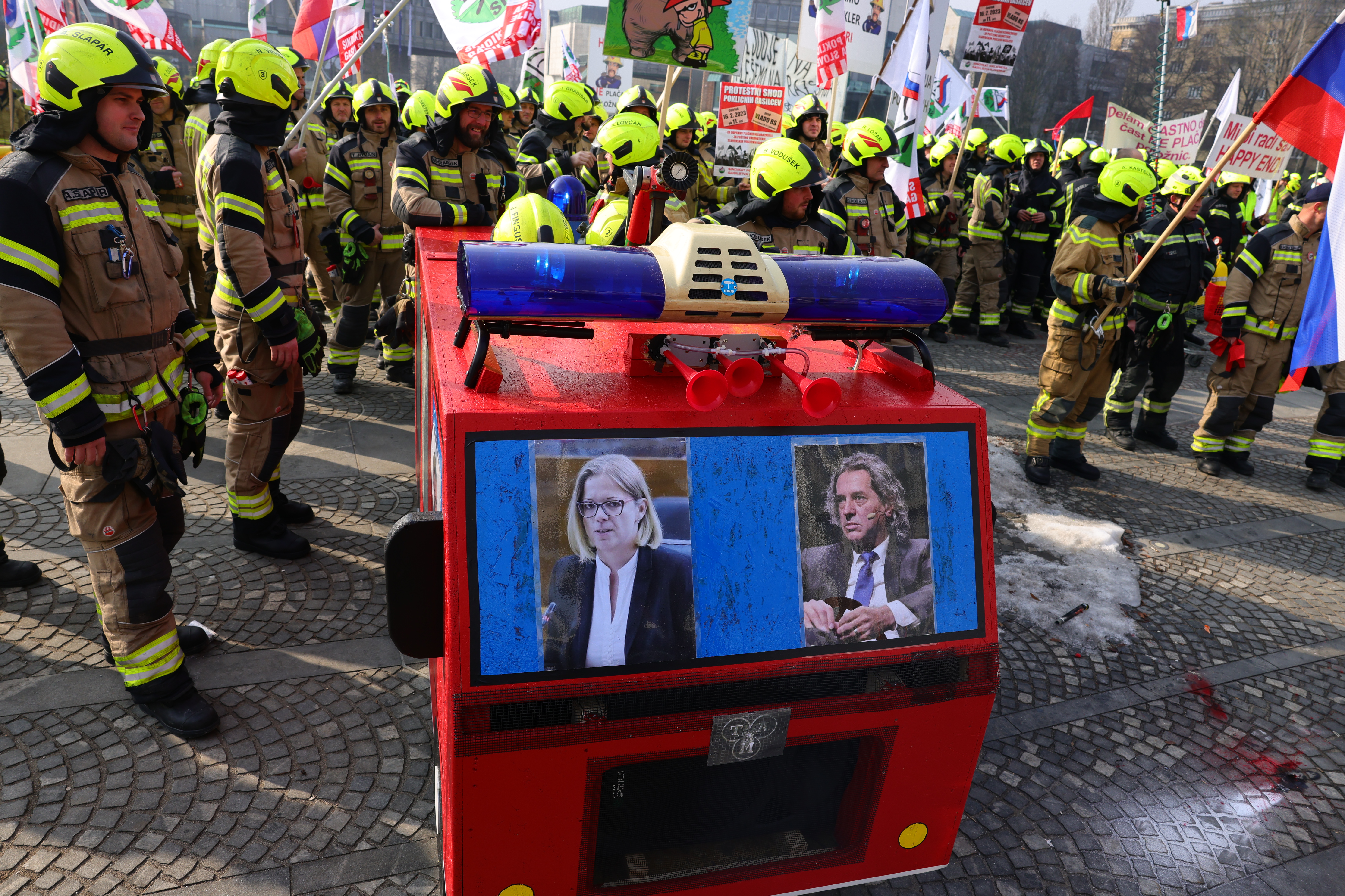 Protest poklicnih gasilcev