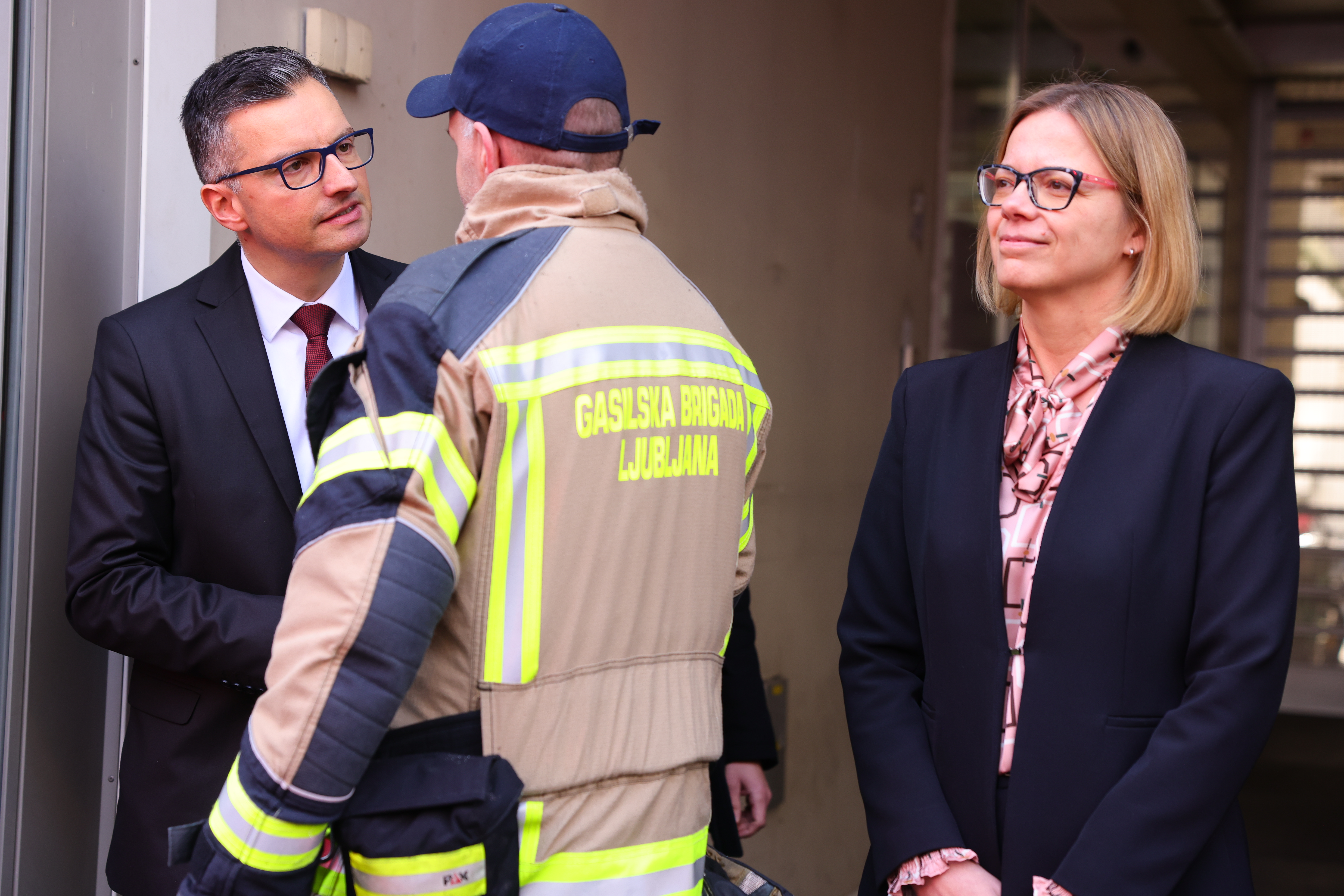 Marjan Šarec, Sanja ajanović Hovnik, protest gasilcev