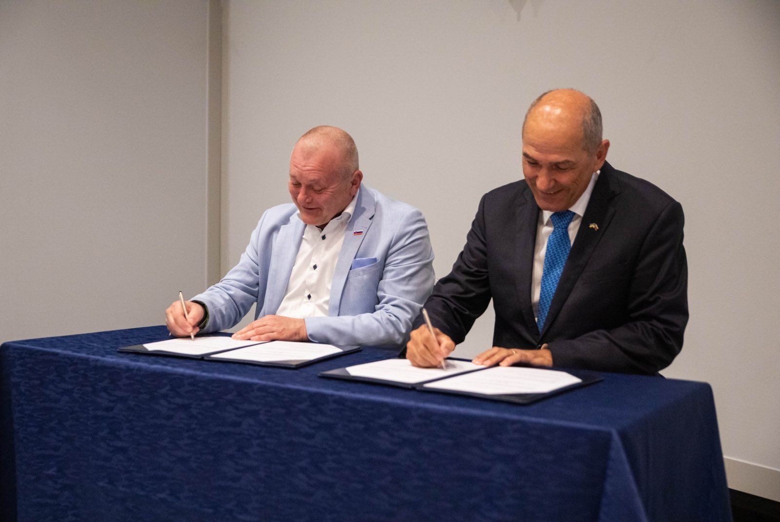 podpis dogovora med Janezom Janšo in Francem Kanglerjem