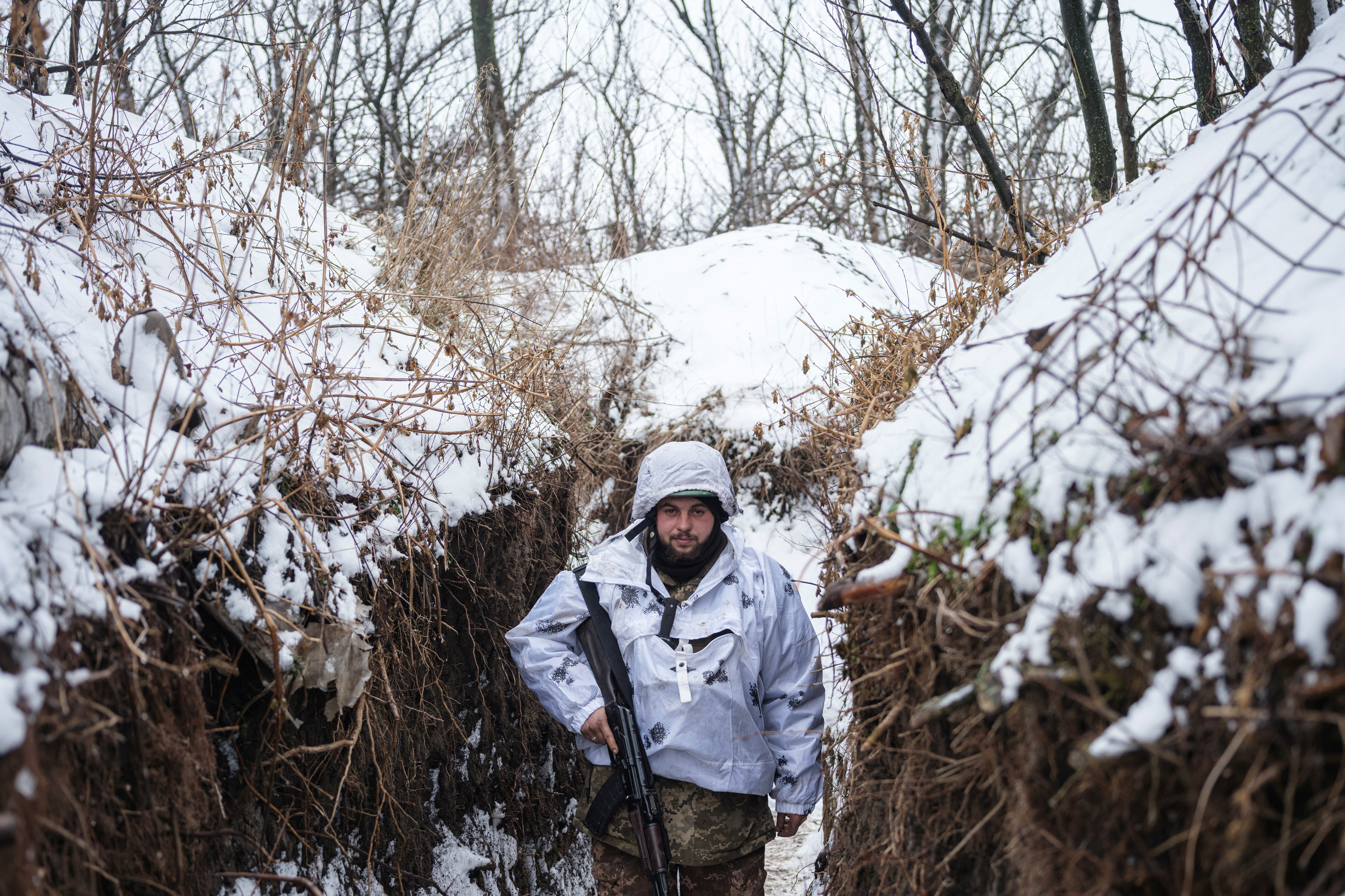 Ukrajinski vojak, vojna v ukrajini, strelski jarek