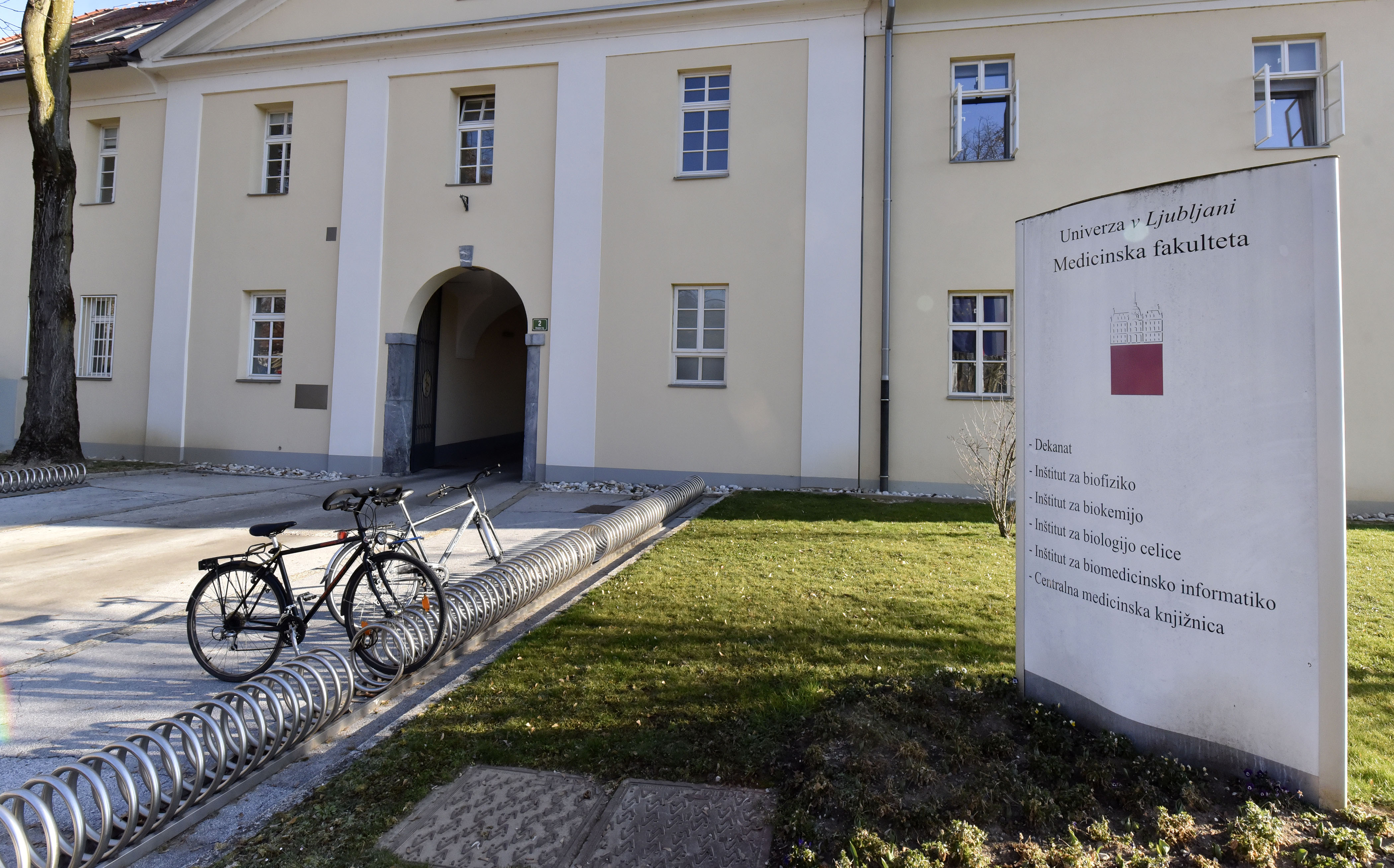 Medicinska fakulteta, stojala za kolesa, kolo, kolesarjenje, Ljubljana