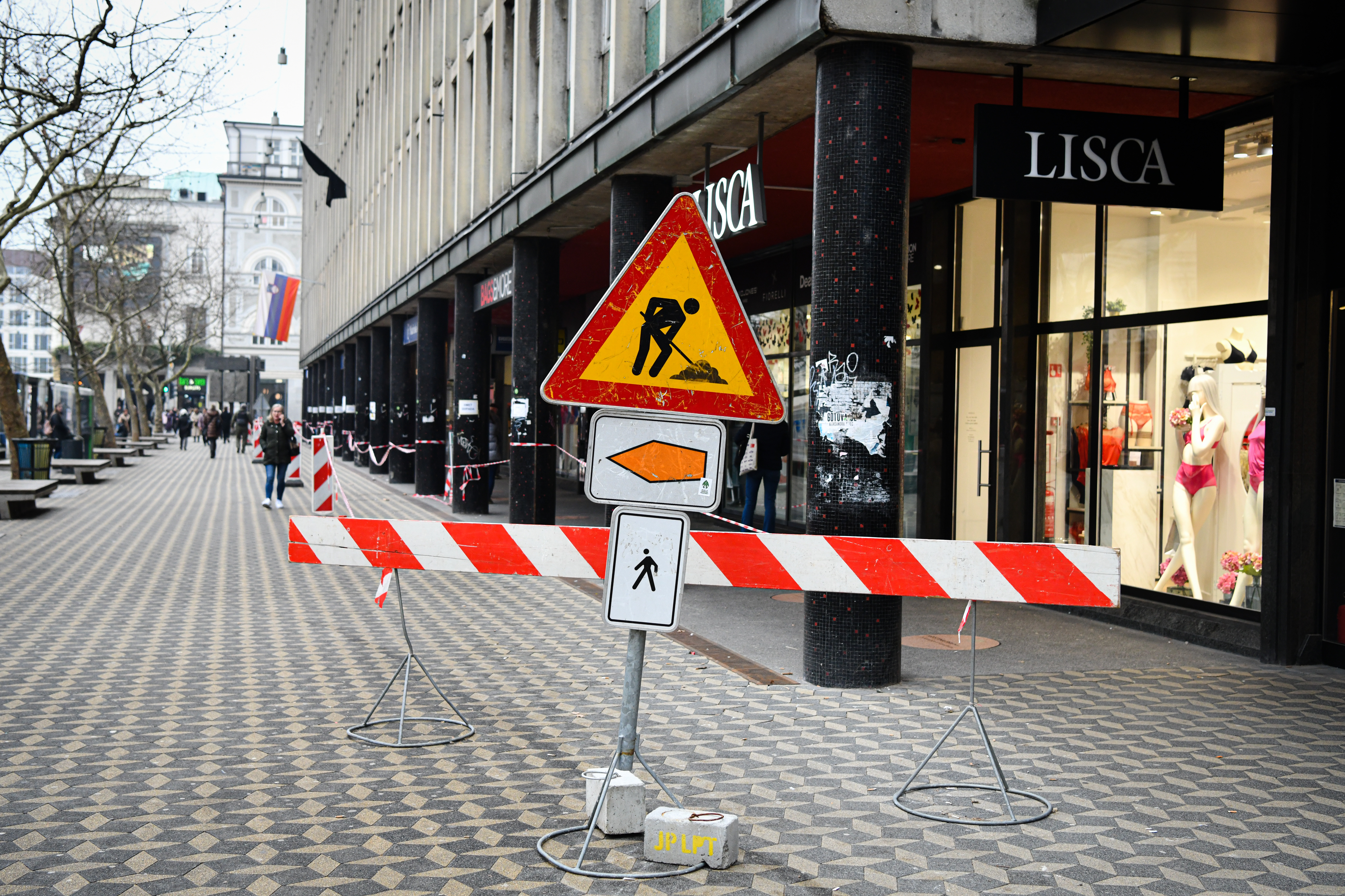 Konzorcij, zapora pločnika, padajoč omet, Slovenska cesta