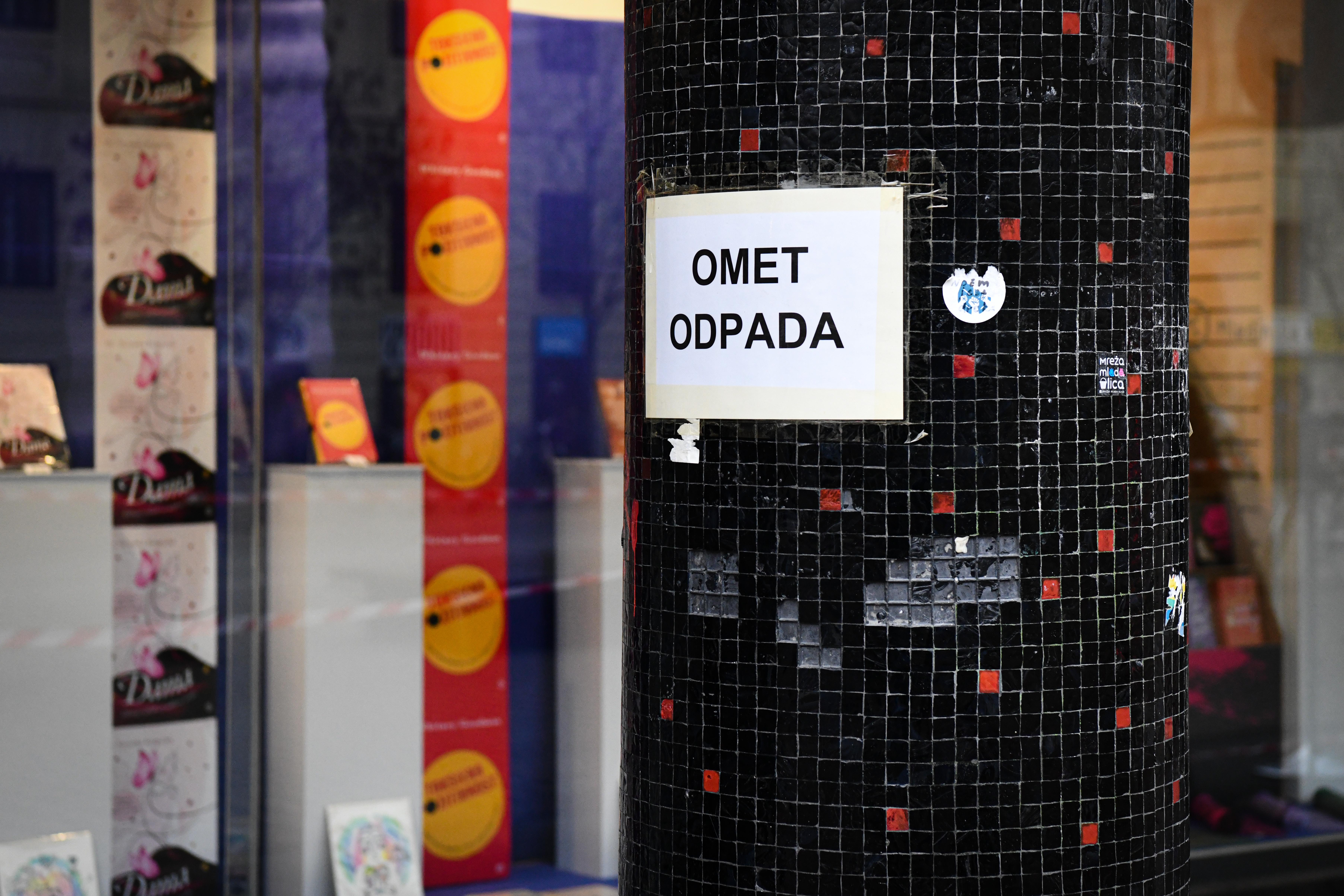 Konzorcij, zapora pločnika, padajoč omet, Slovenska cesta