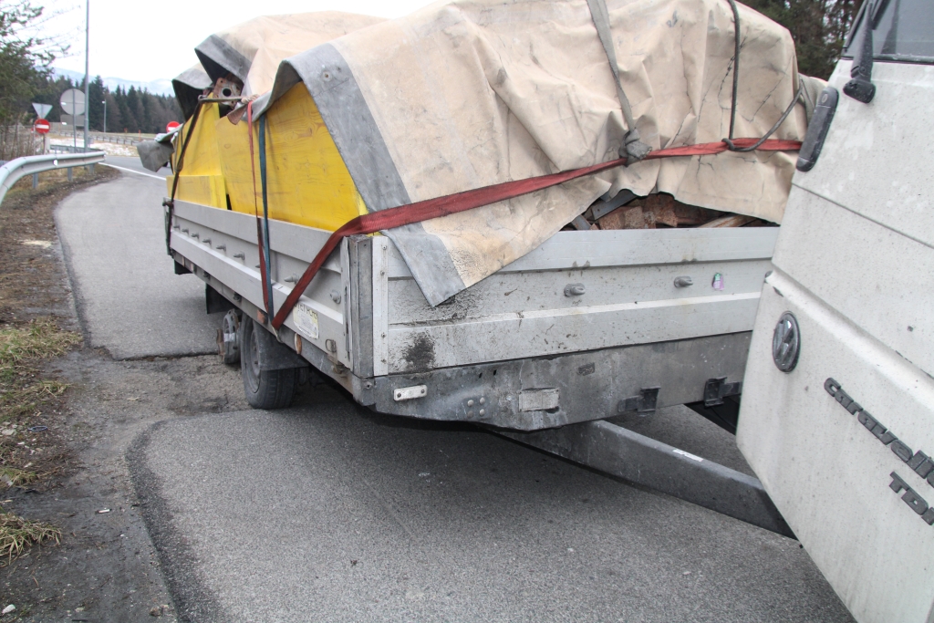 Priklopno vozilo brez pnevmatike