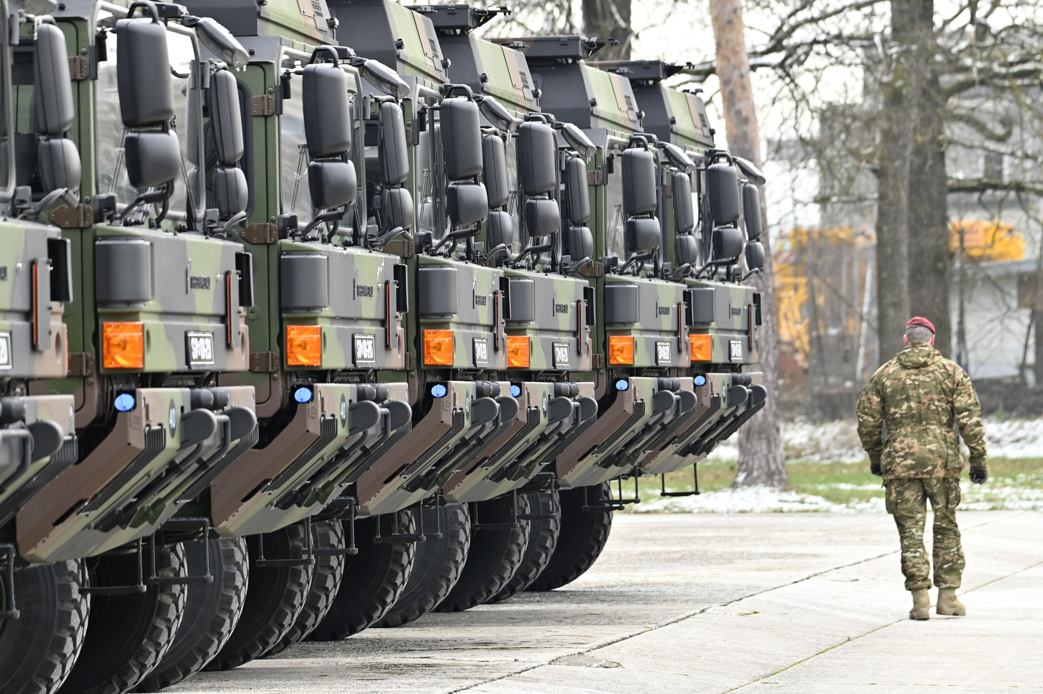 Prevzem 40 taktičnih tovornih vozil 8x8 in lahkih 4x4 JLTV