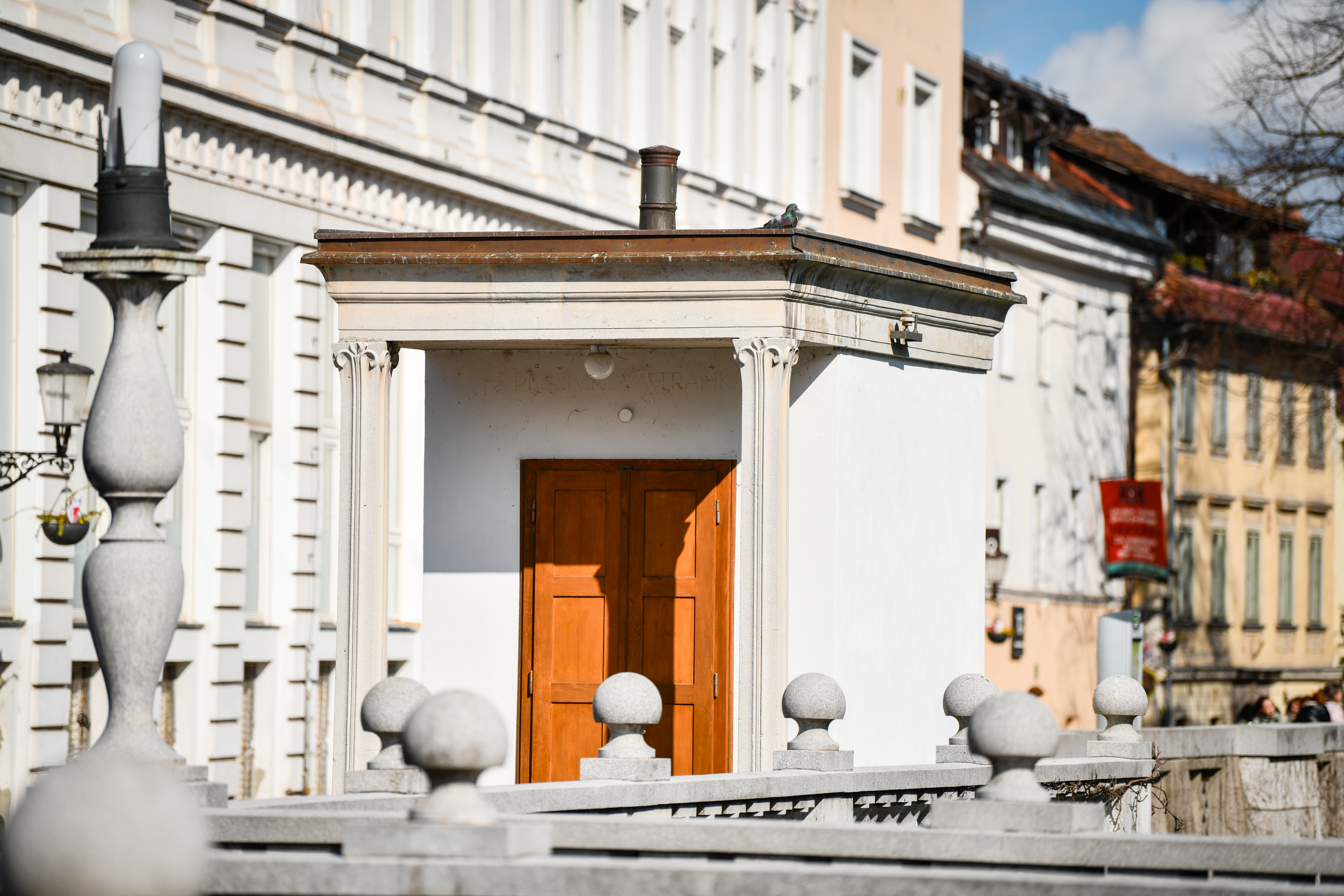 Plečnikov kiosk na levem bregu Ljubljanice. (Foto: Aljaž Uršej/N1)