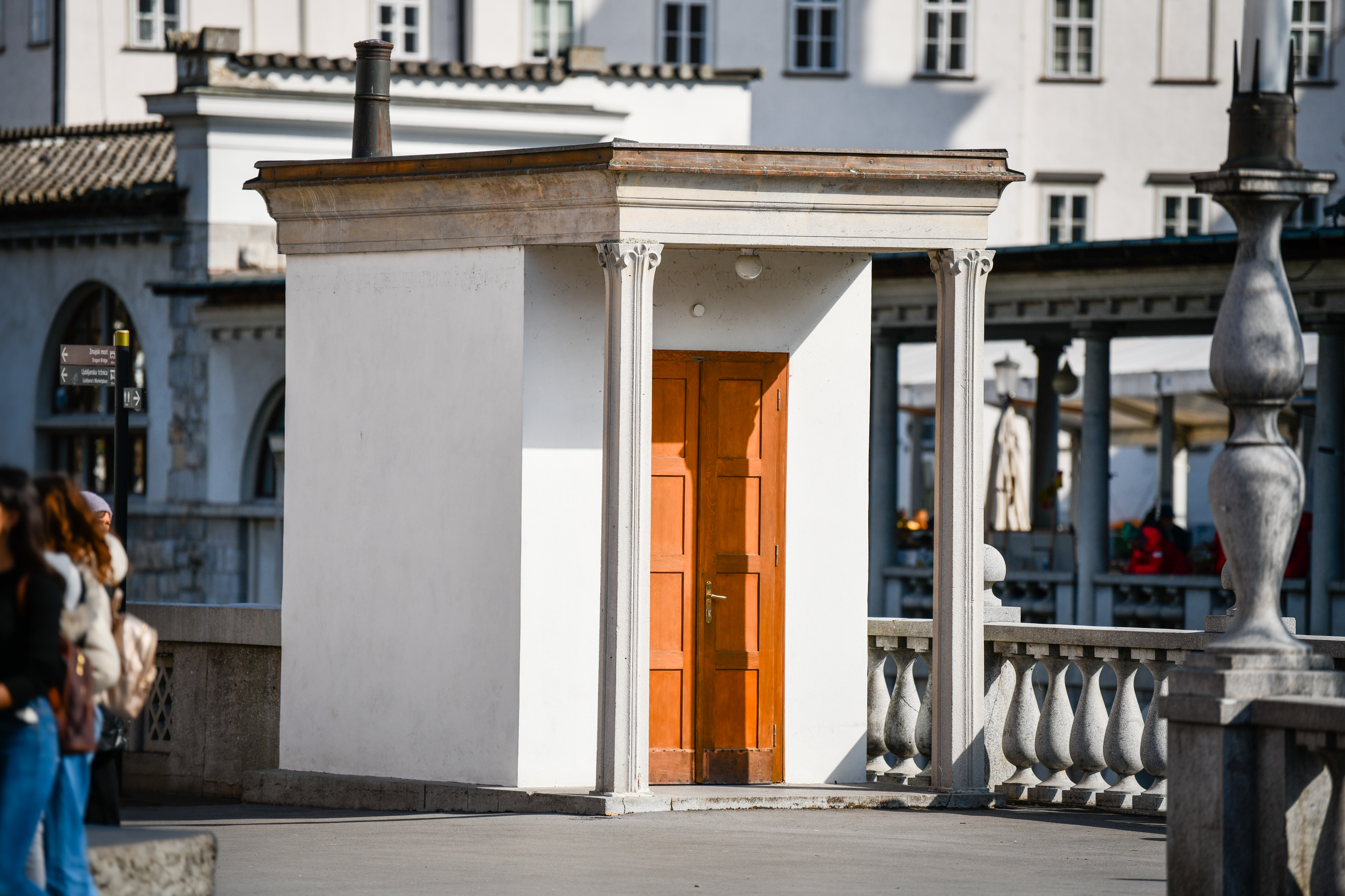 Plečnikov kiosk na levem bregu Ljubljanice. (Foto: Aljaž Uršej/N1)