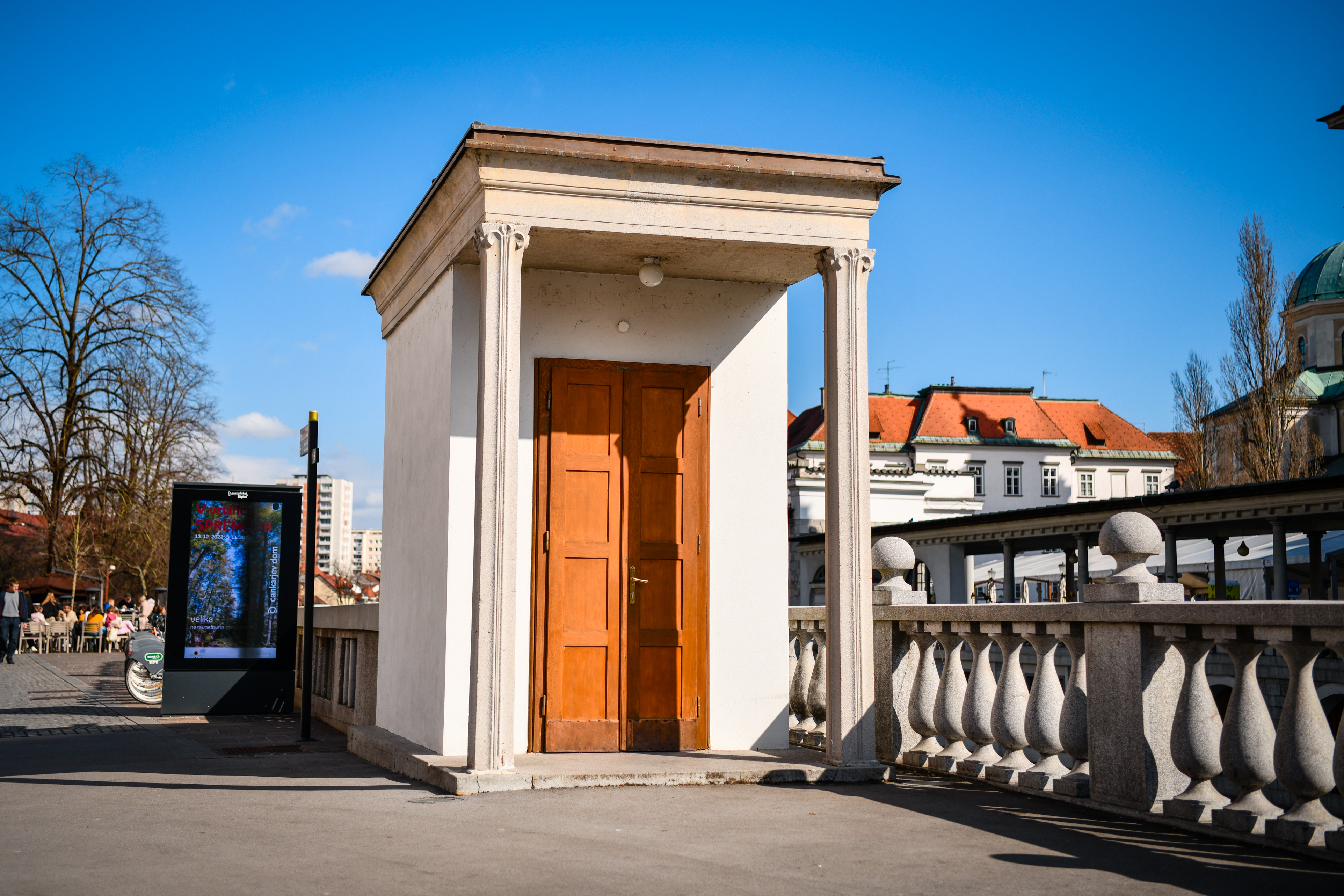 Plečnikov kiosk na levem bregu Ljubljanice.