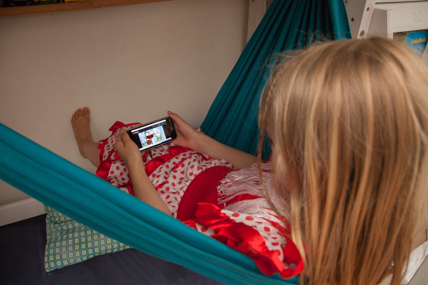 deklica, pametni telefon