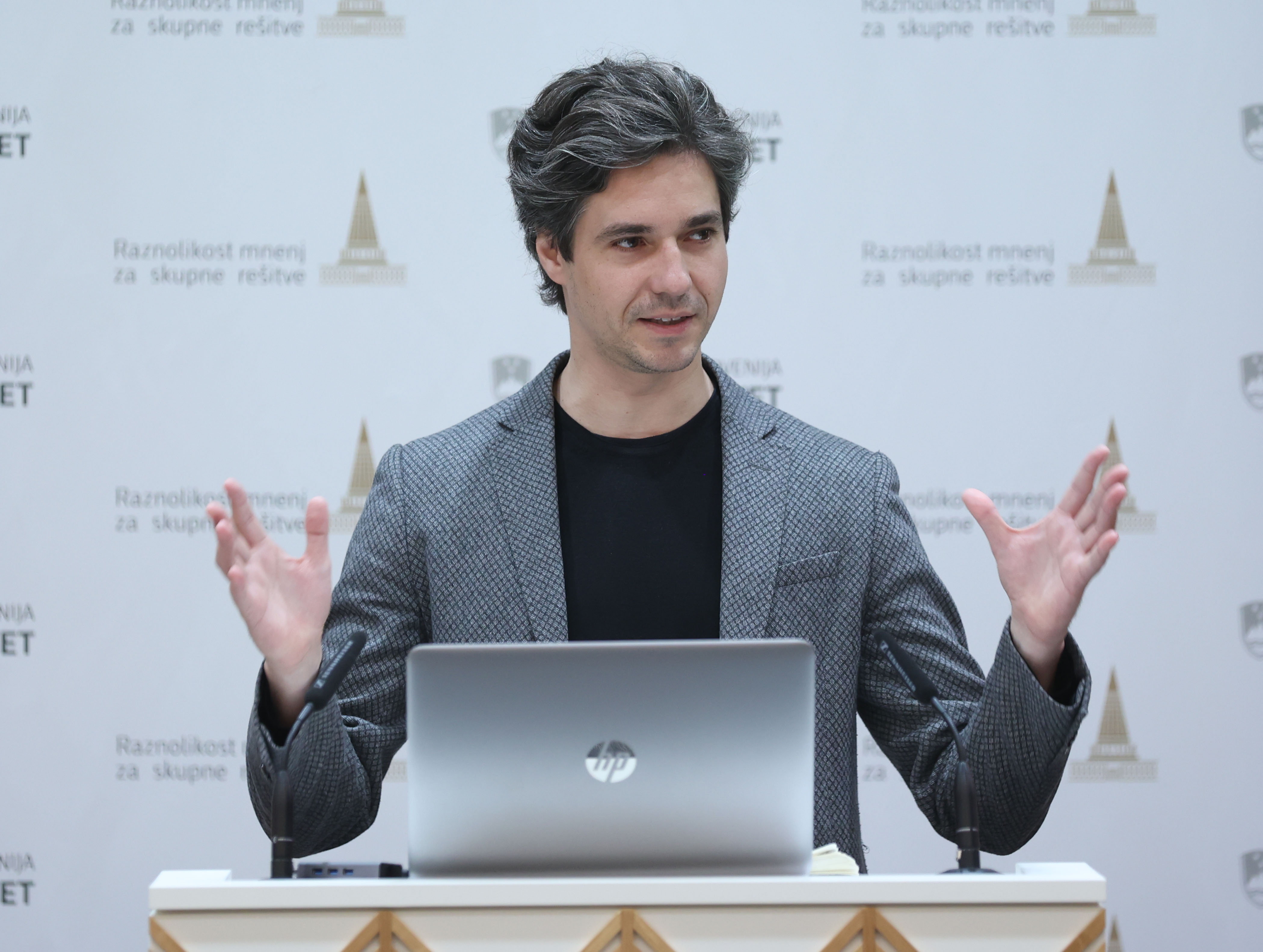 Posvet,Stop prekarnosti,dostojno delo,luka mesec,državni svet