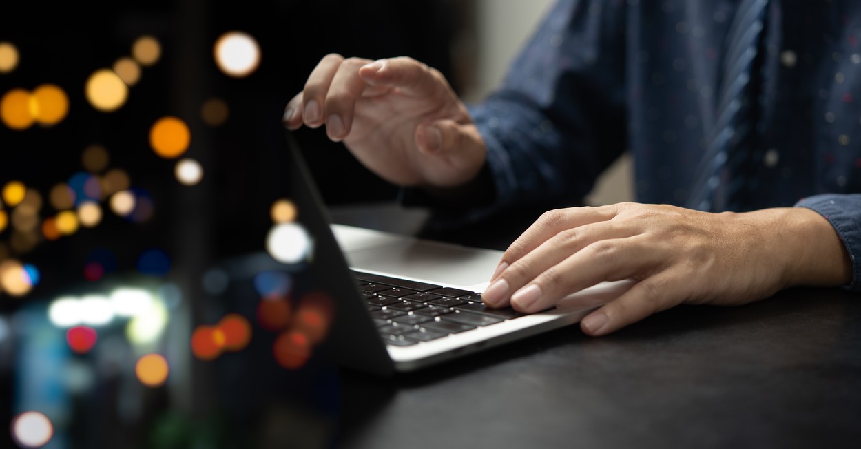 laptop, računalnik,podjetnik,tehnologija,digital,internet,splet,,zaposlitev,delo