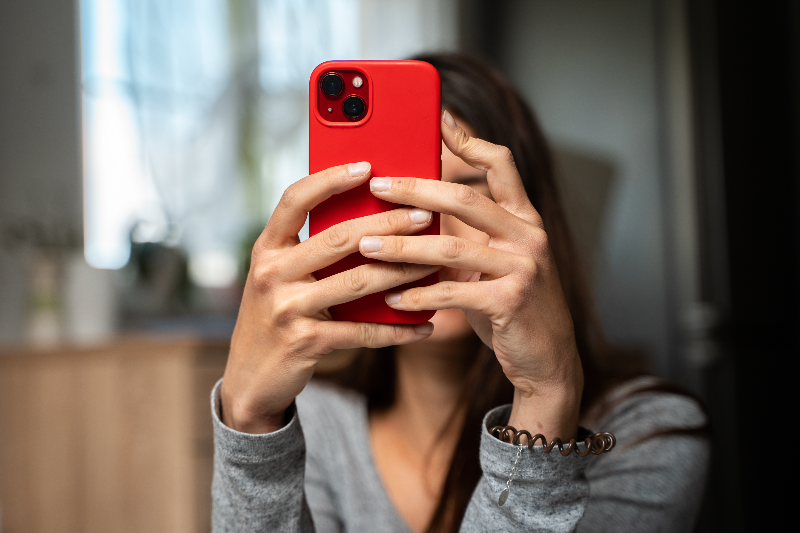 ženska, telefon, spletna prevara,