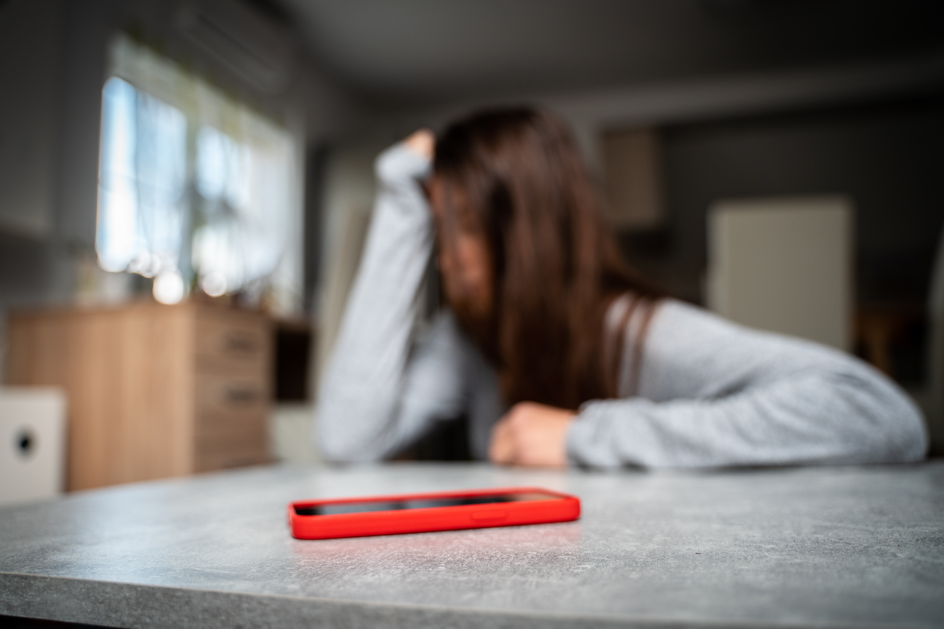 ženska, telefon, spletna prevara,