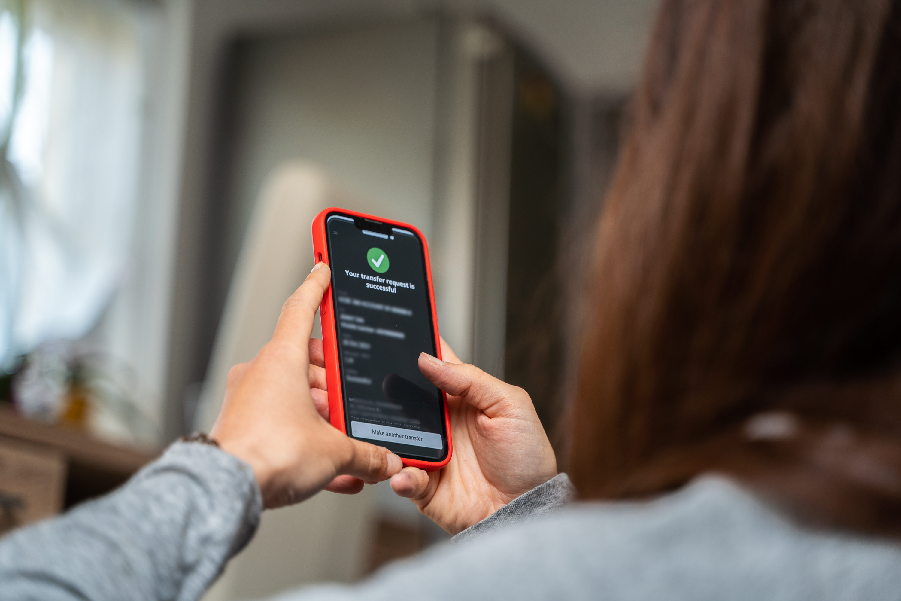 ženska, telefon, spletna prevara, spletna banka