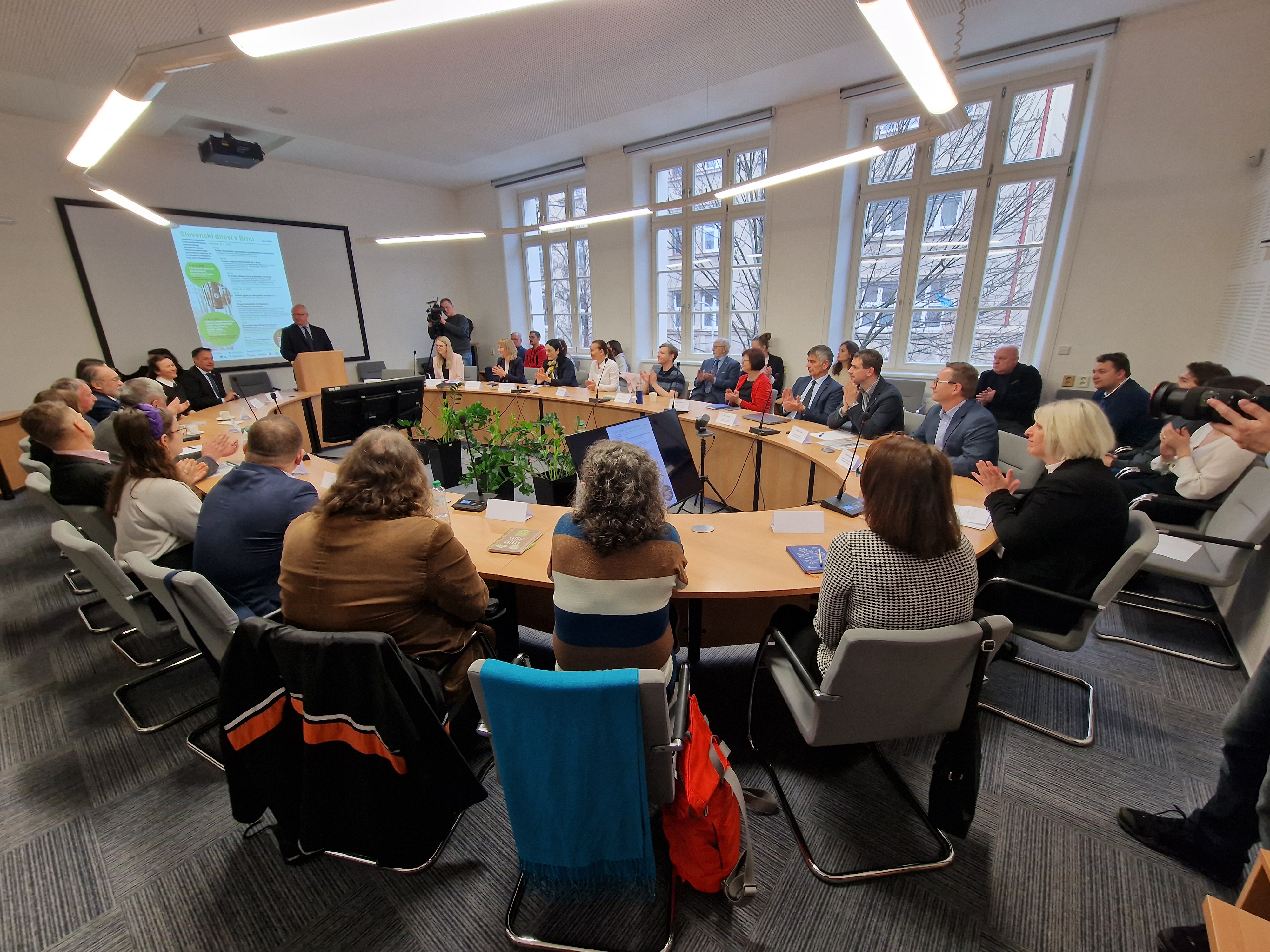 Matej Arčon, slavistke