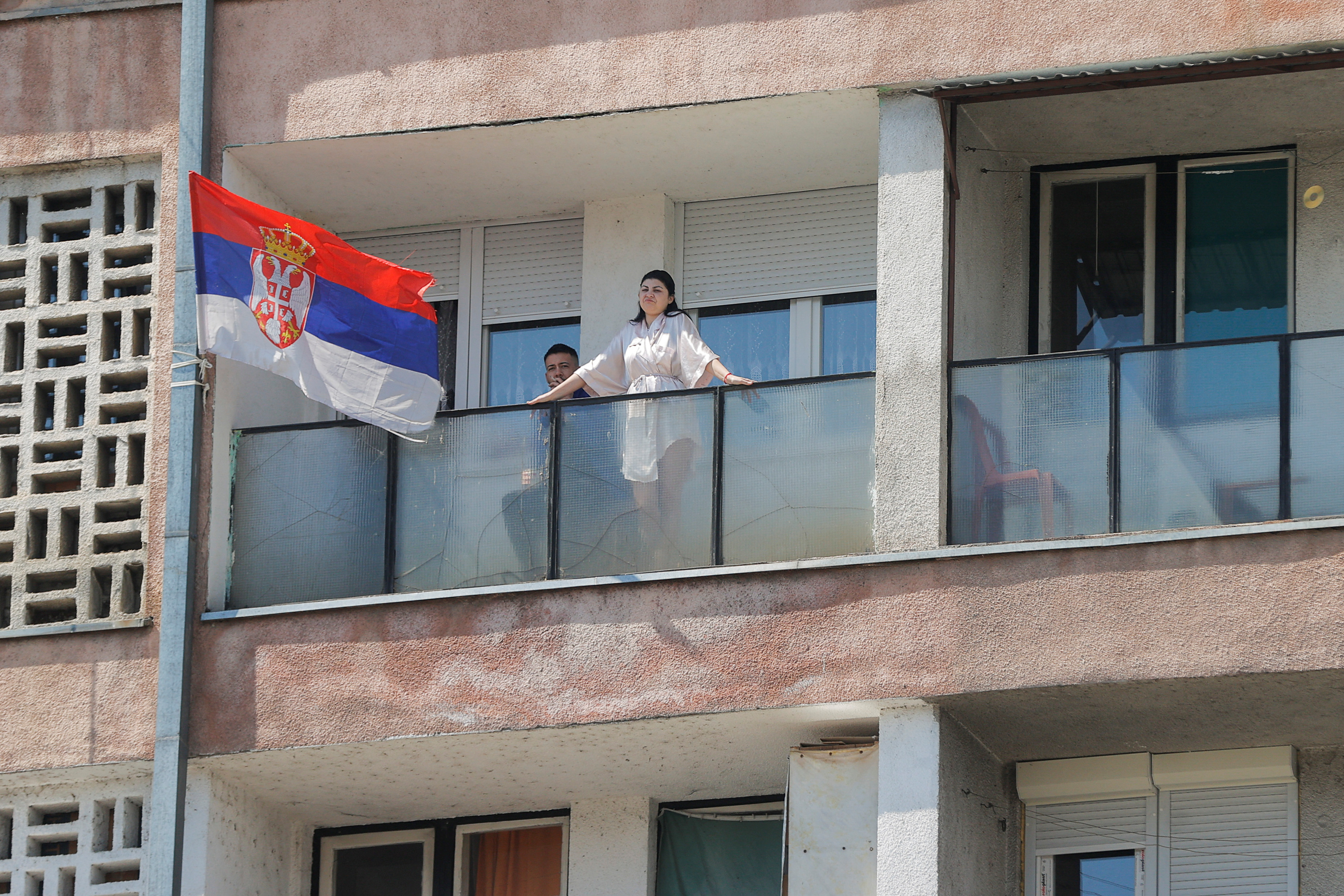 severna mitrovica,kosovo,srbija,volitve,zastava,občine,par,balkon