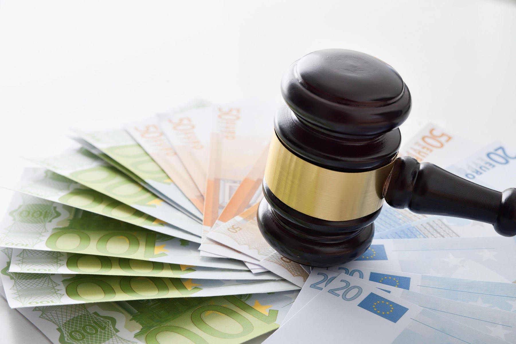 denar, sodstvo, plače, plače sodnikov, evri,