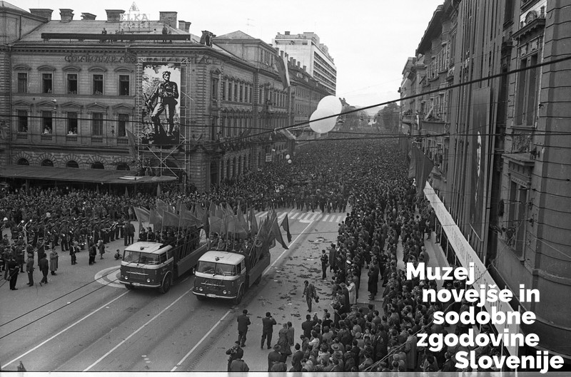 Prvomajska proslava v Ljubljani leta 1961 (Foto: Edi Šlehaus, hrani Muzej novejše in sodobne zgodovine Slovenije)