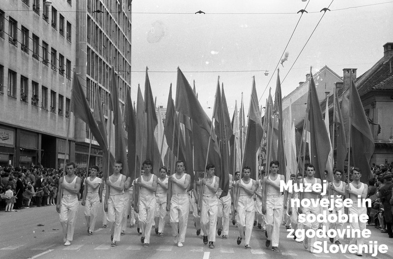 Prvomajska proslava v Ljubljani leta 1961 (Foto: Edi Šlehaus, hrani Muzej novejše in sodobne zgodovine Slovenije)