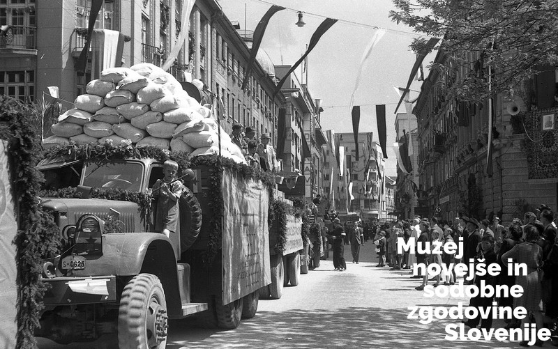 Prvomajska parada v Ljubljani leta 1946 (Foto: Slavko Smolej, hrani Muzej novejše in sodobne zgodovine Slovenije)