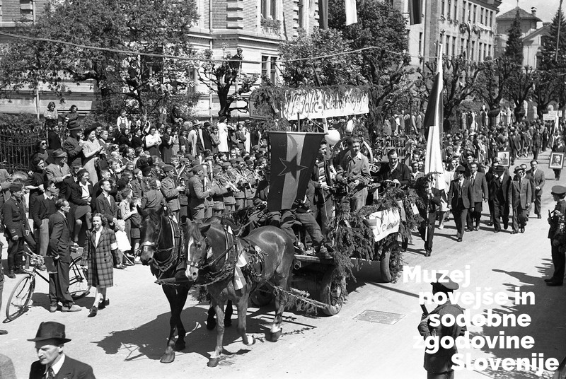 Prvomajska parada v Ljubljani leta 1946 (Foto: Jože Kološa, hrani Muzej novejše in sodobne zgodovine Slovenije)