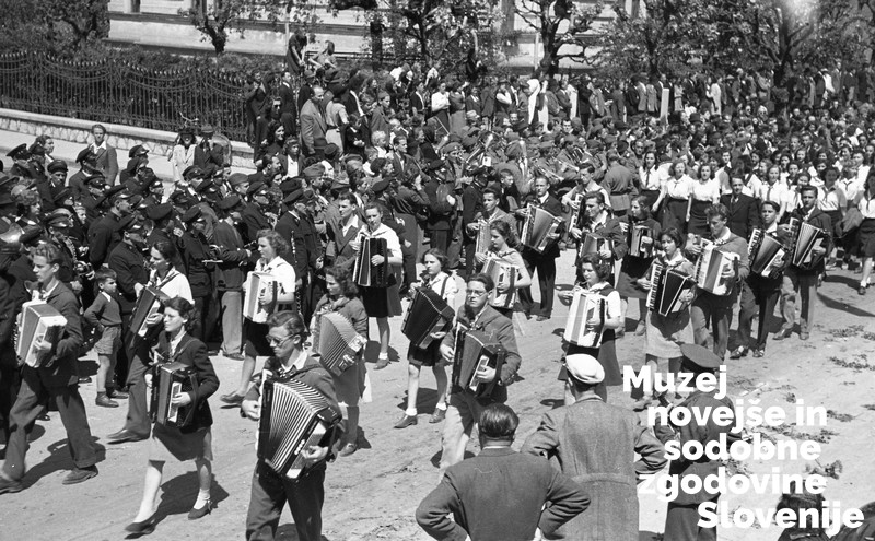 Prvomajska parada v Ljubljani leta 1946 (Foto: Marjan Pfeifer, hrani Muzej novejše in sodobne zgodovine Slovenije)