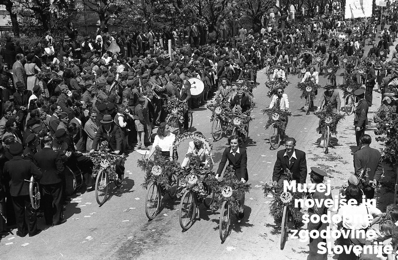 Prvomajska parada v Ljubljani leta 1946 (Foto: Jože Kološa, hrani Muzej novejše in sodobne zgodovine Slovenije)