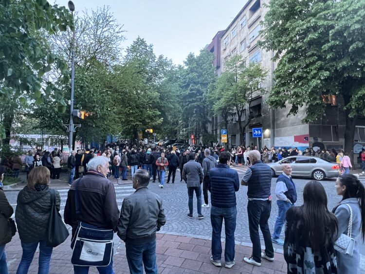 polaganje rož po streljanju na beograjski šoli
