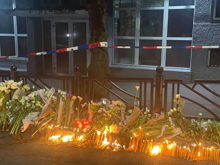 polaganje rož po streljanju na beograjski šoli