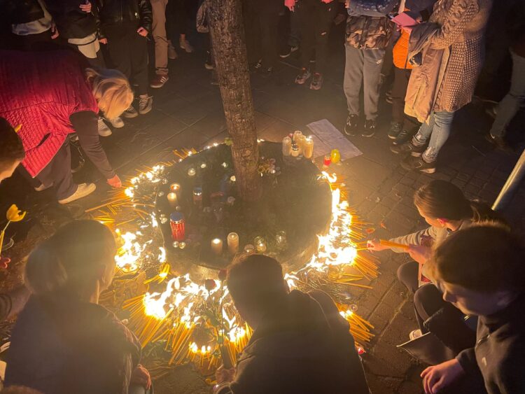 polaganje rož po streljanju na beograjski šoli