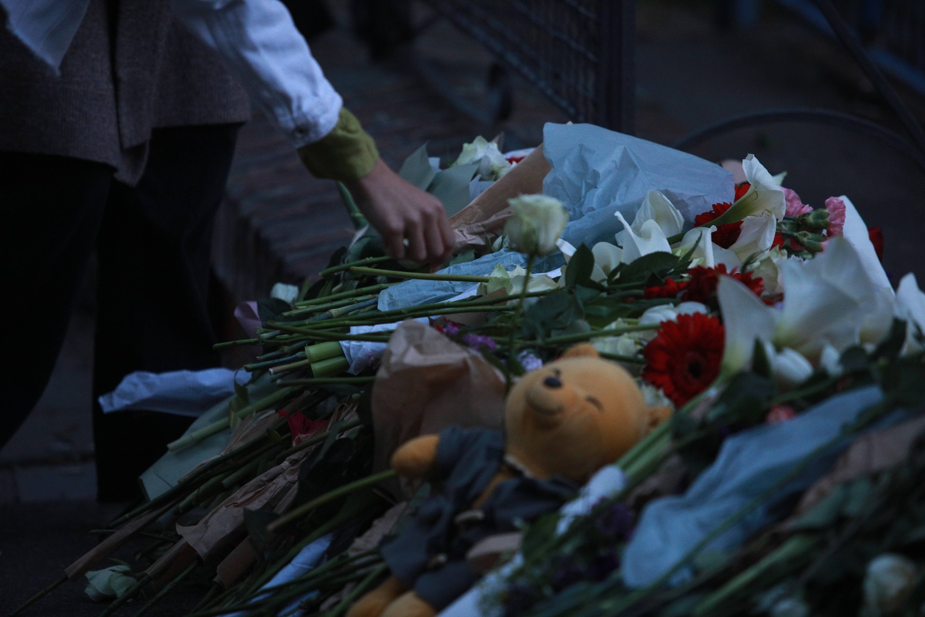 polaganje rož po streljanju na beograjski šoli