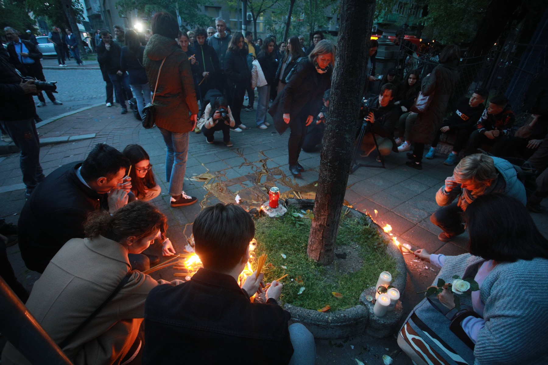 polaganje rož po streljanju na beograjski šoli